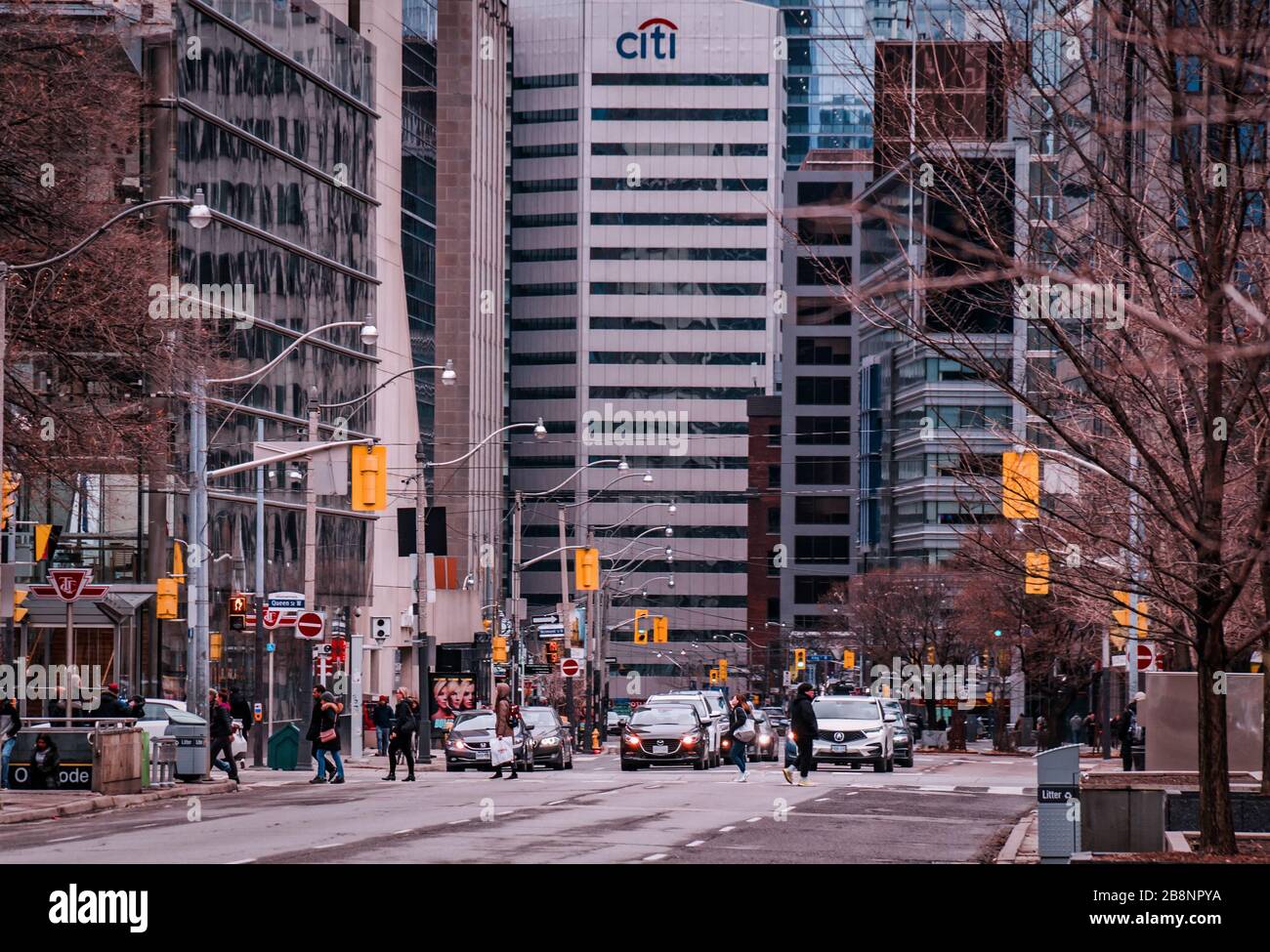 TORONTO, KANADA - 01 04 2020: Herbstblick entlang der Universität ebnen mit Fußgängern und Autos an der Kreuzung von Queen ST. Und Hochhäusern im Stockfoto