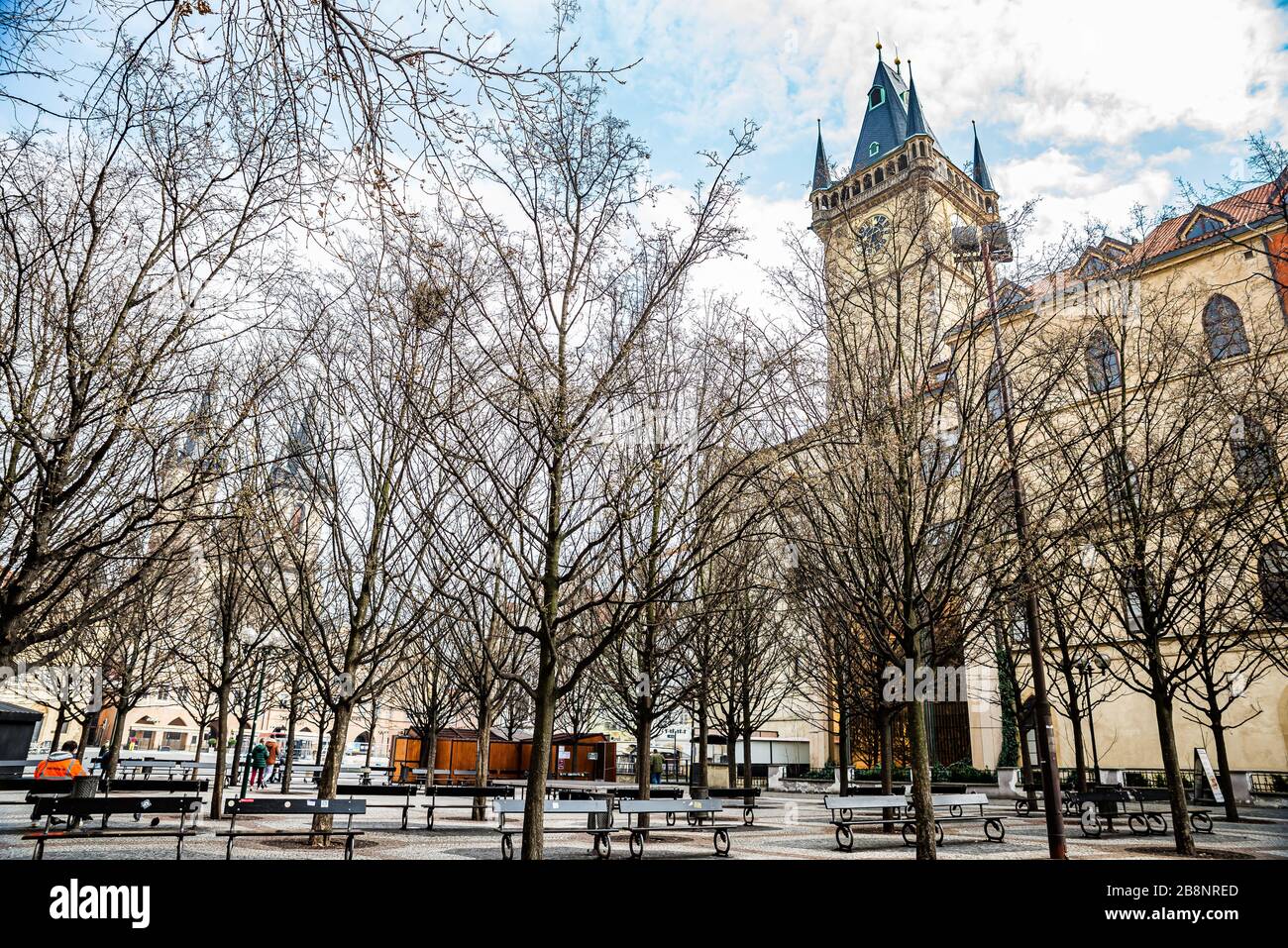 Prag, Tschechien - 19. März 2020. Leere Bank im Park hinter dem alten Rathaus während der Corona-Viruskrise Stockfoto