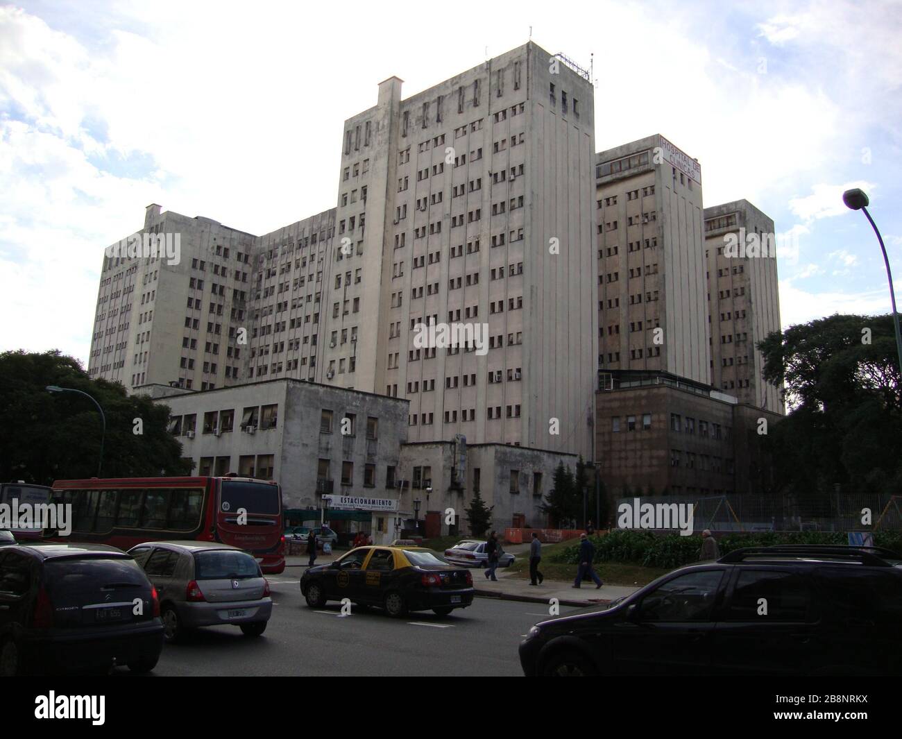 "Español: Vista del Hospital de Clínicas José de San Martín, Dependiente de la Universidad de Buenos Aires. Imagen tomada Desde la Esquina de Presidente Uriburu y Avenida Córdoba hacia El noroeste. Buenos Aires, Argentinien; ver Abajo; eigene Arbeiten; Elsapucai;". Stockfoto