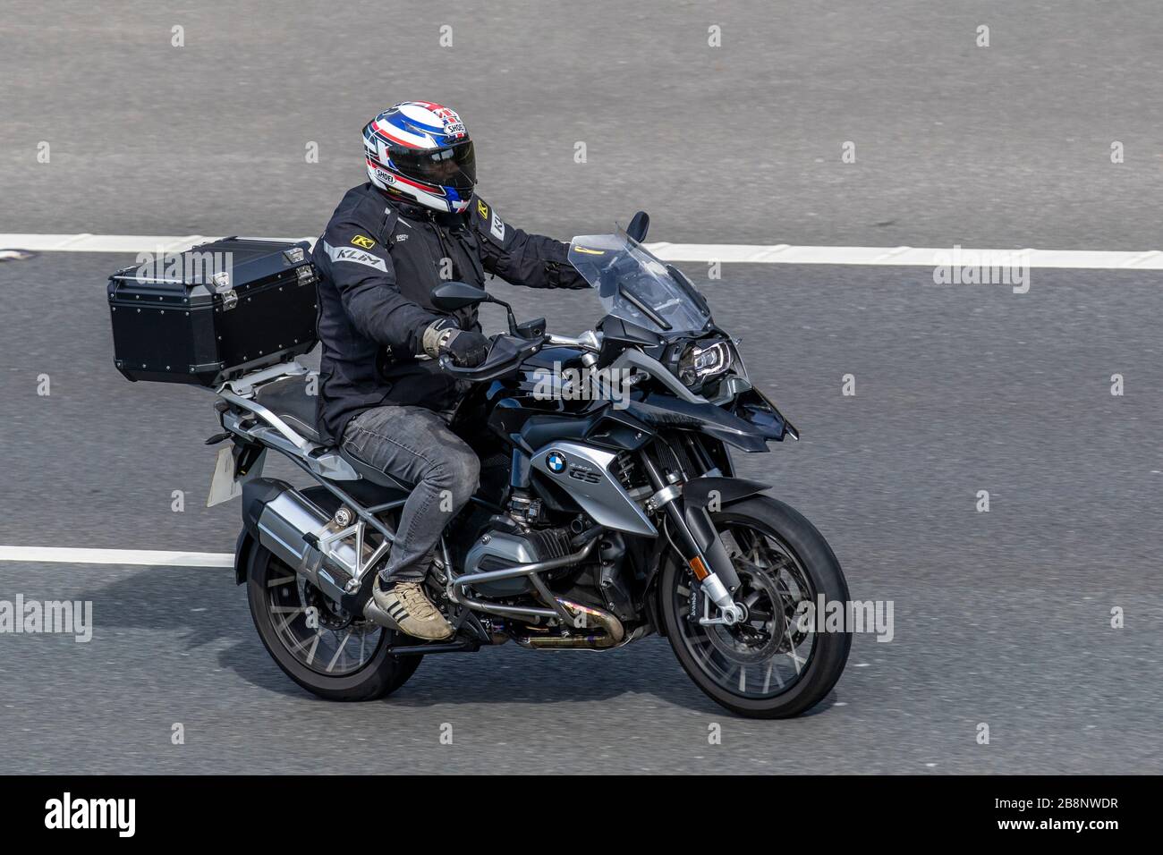 BMW GS Motorradfahrer; Fahrzeugverkehr, Zweiradtransport, moderne Fahrzeuge, Motorräder, Fahrzeug, Straßen, Motorräder, Motorräder, Radfahrer, die auf der Autobahn M6 in Chorley, Großbritannien fahren Stockfoto