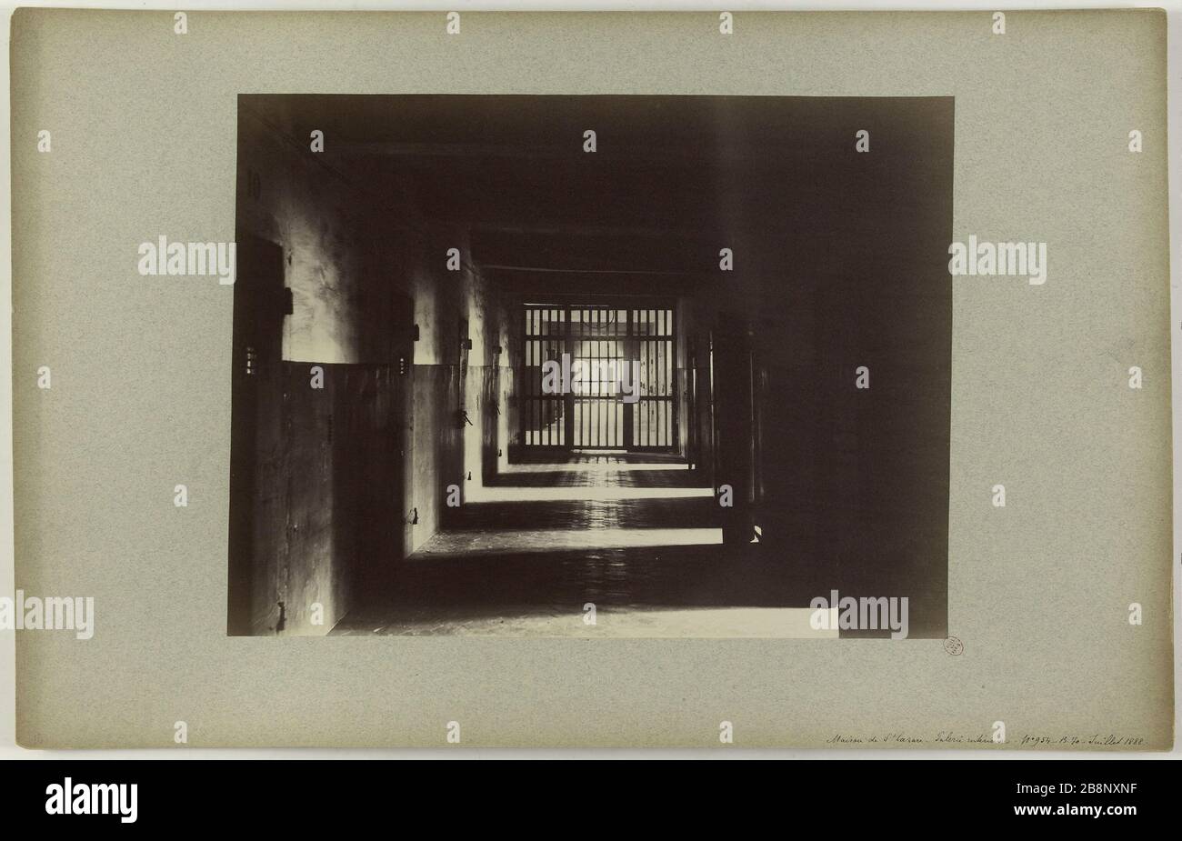 Haus St Lazare - Innengalerie -. Innengalerie Gefängnis St. Lazare, 10. Bezirk, Paris Emonts ou Emonds, Pierre. Maison de St Lazare - Galerie intérieure -. "Galerie intérieure Prison de Saint-Lazare, 10ème arrondissement, Paris". Papieralbuminé. En 1888-88. Paris, musée Carnavalet. Stockfoto