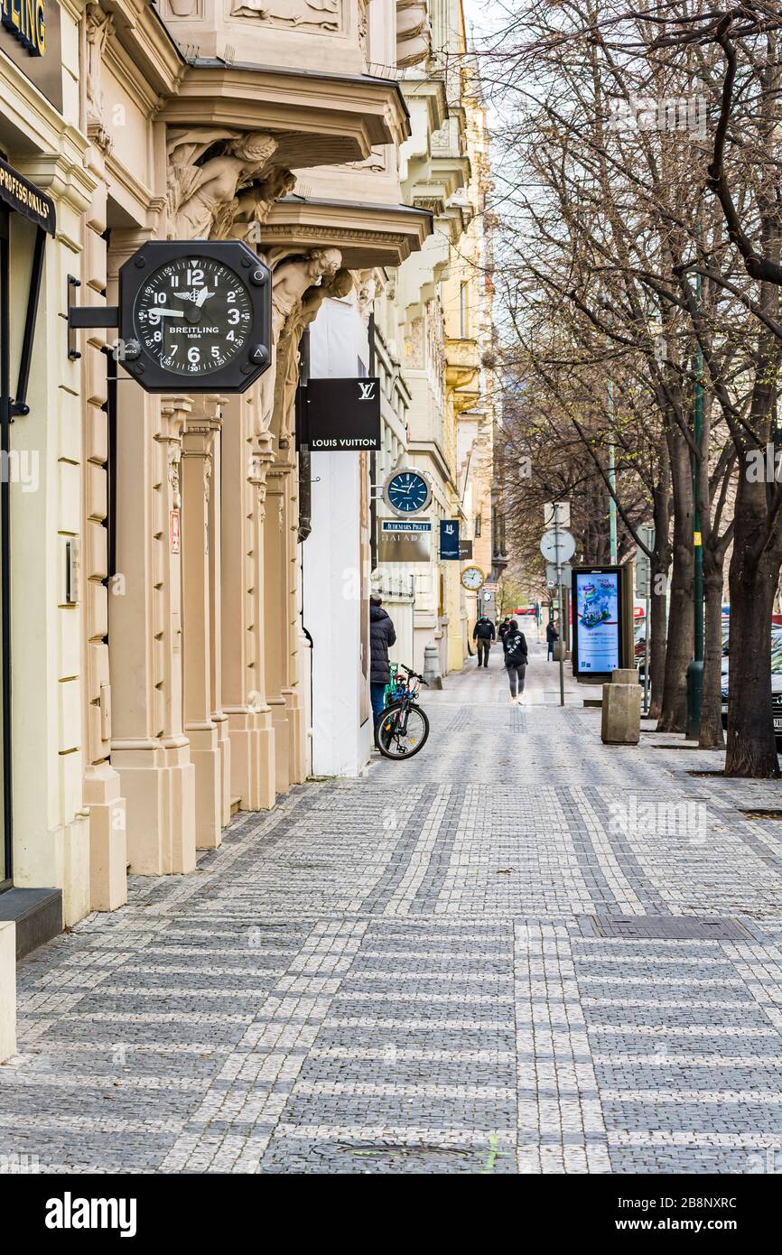 Parizska Straße, Prag Shopping, Tschechische Republik Touristen i vor  Breitling Geschäft mit Gucci Tasche Menschen Tourismus Stockfotografie -  Alamy