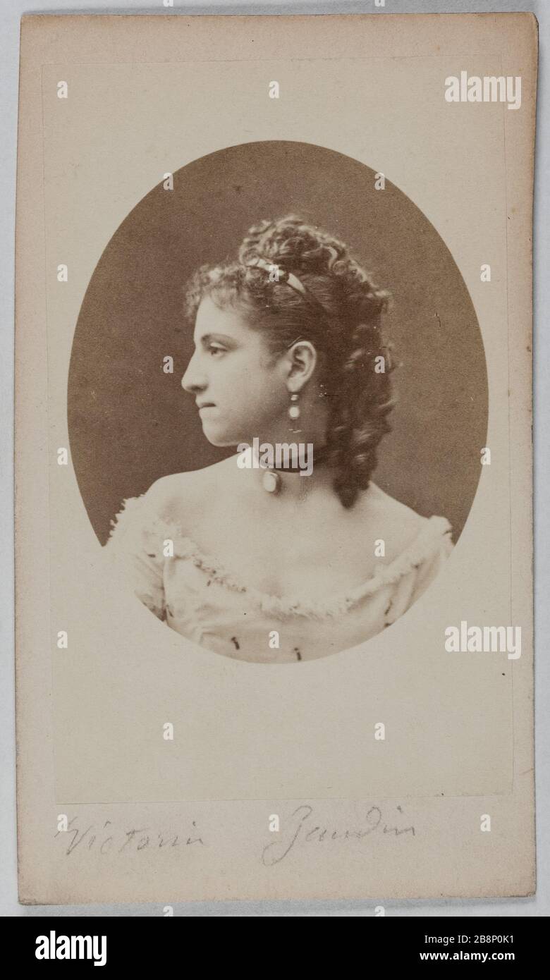 Porträt von Miss Leontine oder Victoria oder Gandin (Tänzerin am Gaiety Theatre) Porträt de Léontine ou Victoria ou Mlle Gandin, danseuse au théâtre de la Gaîté. Photographie anonyme. Carte de visite (recto). Tirage sur Papier Albuminé. 1860-1890. Paris, musée Carnavalet. Stockfoto