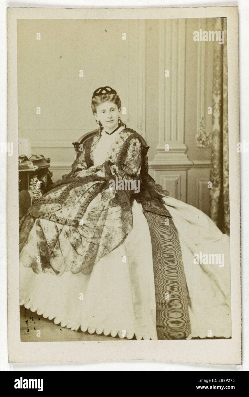 Porträt der Prinzessin Sophie Troubetzkoy (1838-1896), Herzogin von Morny und Ehefrau von Charles de Morny, Offizier, Industriebeamter, Politiker und Botschafter. Portrait de la princesse Sophie de Troubetzkoï (1838-1896), duchesse de Morny et femme de Charles de Morny, officier, industriel, homme politique et ambassadeur. Carte de visite (recto). Tirage sur Papier Albuminé. 1860-1890. Photographie anonyme. Paris, musée Carnavalet. Stockfoto