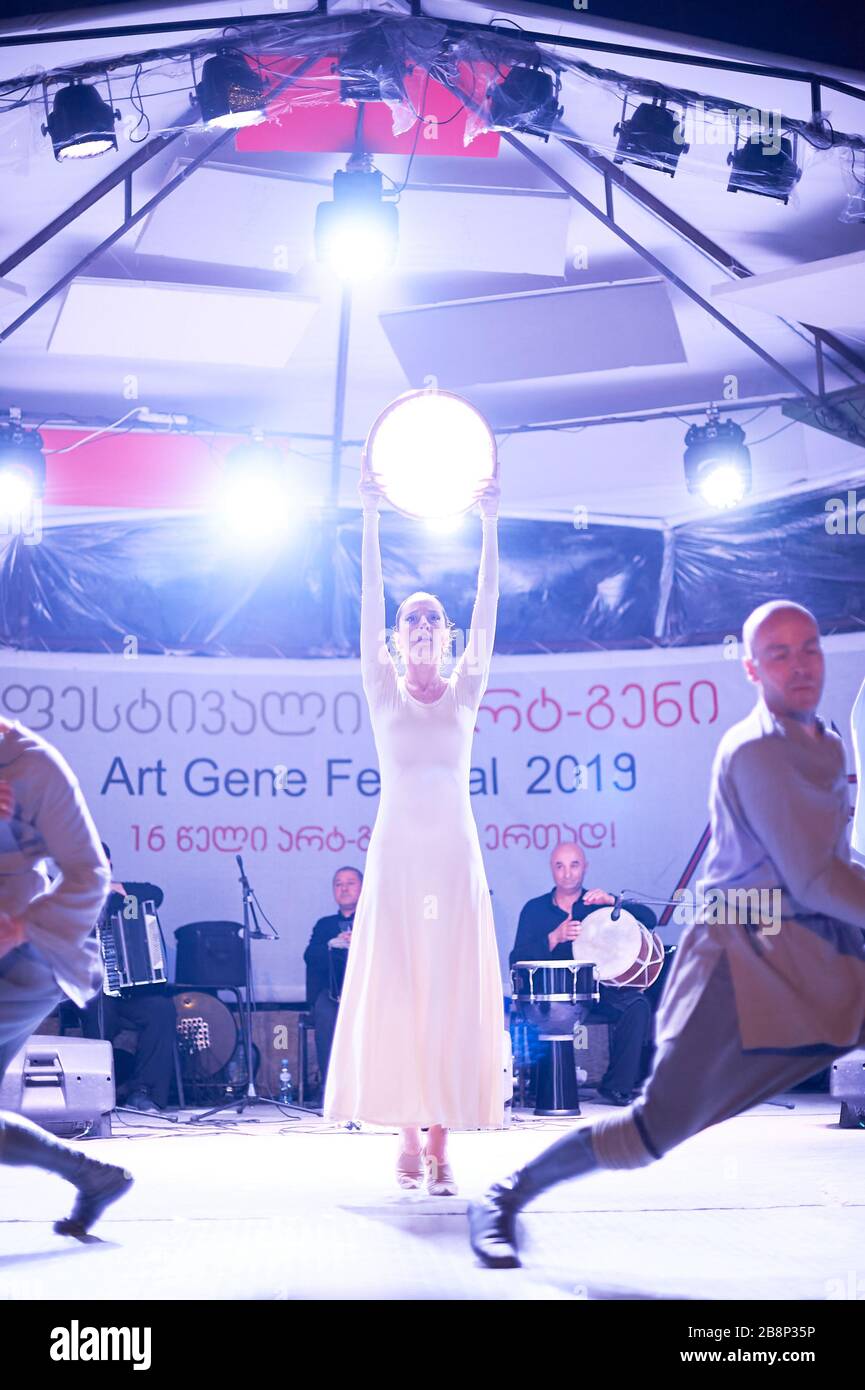 Tiflis, Georgia 14. Juli 2019 Tänzerinnen der georgischen nationalen Balletttanzgesellschaft Sukhishvili treten auf der Bühne beim Art Gene Festival auf Stockfoto