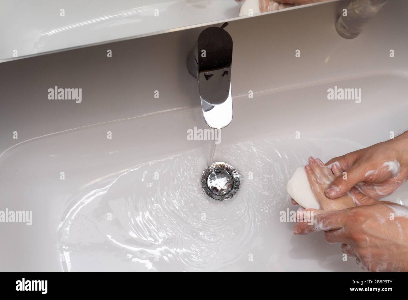 Hände von zwei Personen, Erwachsene und Kinder, Stockfoto