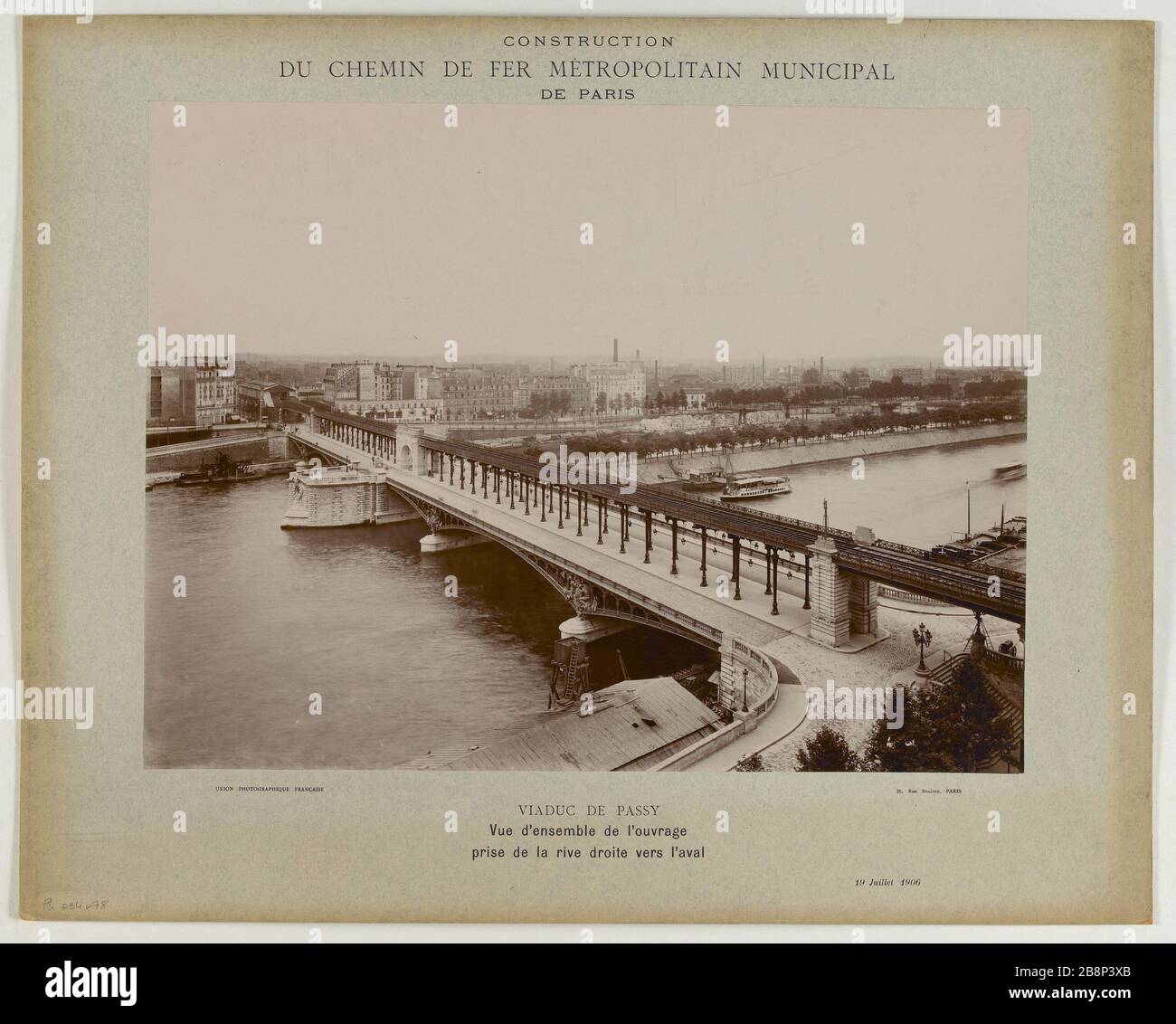 Bau der Eisenbahn-Metropole Paris. Viadukt Passy Überblick über die Arbeiten, wodurch das rechte Ufer flussabwärts Construction du chemin de fer métropolitain Municipal de Paris. Viaduc de Passy, vue d'Ensemble de l'ouvrage, pry de la rive droite vers l'aval. Paris (VIIIème et XVIème arr.), 19 Juillet 1906. Union Photographique Française. Paris, musée Carnavalet. Stockfoto