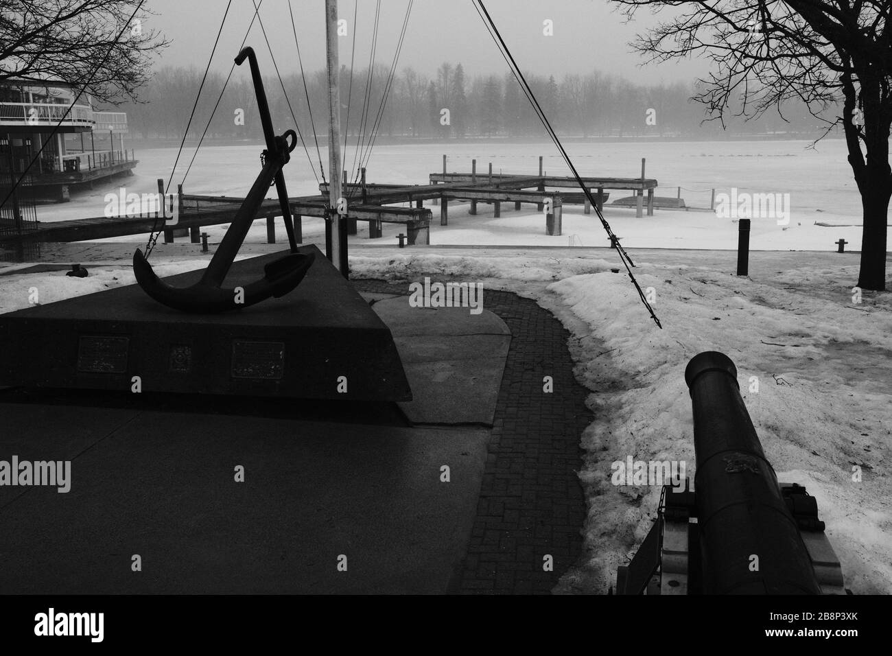 B&W schoss auf den schneebedeckten "Prow" der "Tone-Fregatte" HMCS Carleton, Trainingseinrichtung der Canadian Forces Naval Reserve in Ottawa, Ontario, Kanada. Stockfoto