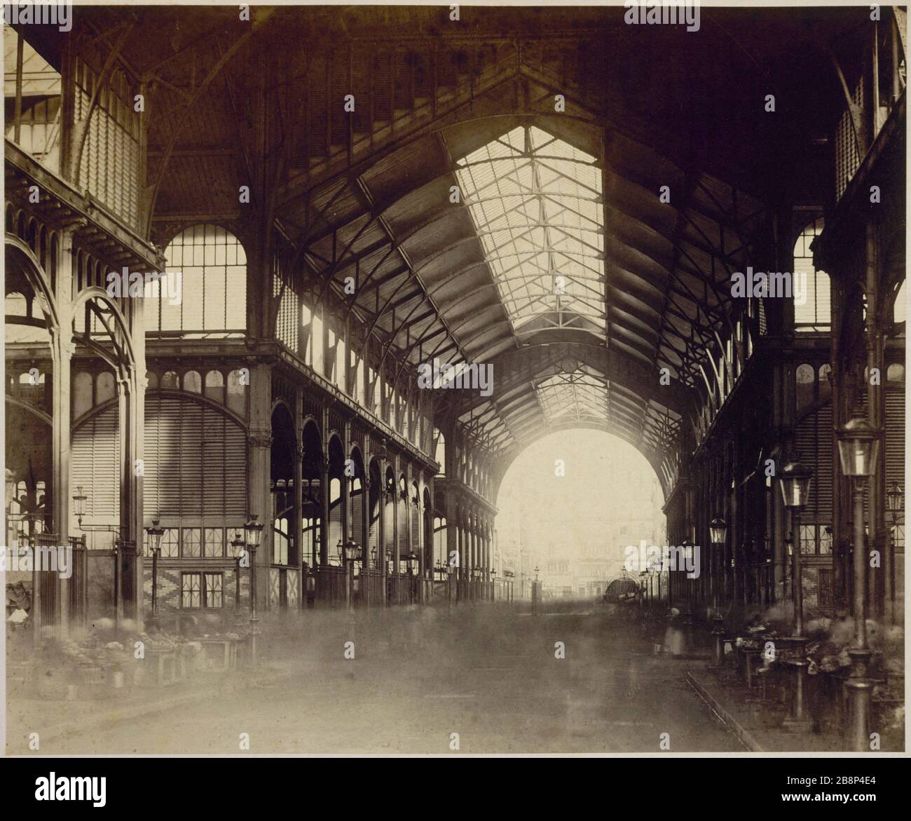 CHARLES MARVILLE - DIE HALLEN IM ZENTRUM von Charles Marville (1670-1879). "Les Halles Centrales". Paris, musée Carnavalet. Stockfoto