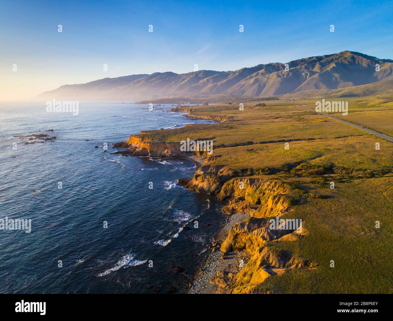 Luftaufnahme der Landspitzen und Brandung entlang der Küste von Big sur, Kalifornien Stockfoto