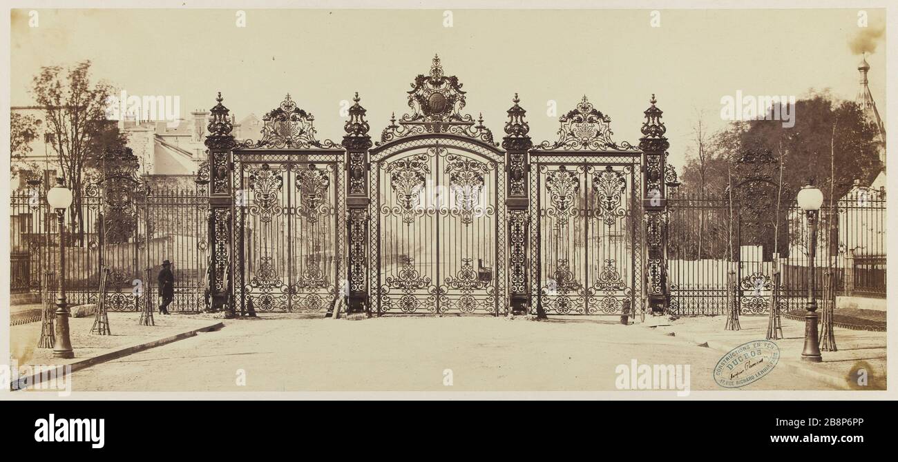 Grid Parc Monceau, Boulevard Malesherbes, 8. Bezirk Grille du Parc Monceau, Boulevard Malesherbes, 8 ème, Bezirk. Tirage sur Papier albuminé à partir d'un négatif sur verre au collodion humide. 1858-1870. Photographie de Charles Marville (13-1879). Paris, musée Carnavalet. Stockfoto
