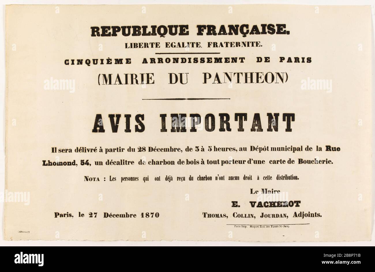 FRANZÖSISCHE REPUBLIK. FREIHEIT, GLEICHHEIT, BRÜDERLICHKEIT. DAS FÜNFTE PARISER VIERTEL (HALLE DES PANTHEON) WICHTIG, wird ab dem 28. Dezember, von 3 bis 5 Stunden im städtischen Depot Lhomond Street, 54, eine entkaltere Holzkohle "République française" ausgestellt. Liberté Egalité, Fraternité. Ve arronicale de Paris (mairie du Panthéon), avis important, il sera délivré à partir du 28 décembre, de 3 à 5 heures, au dépôt Municipal de la rue lhomond, 54, un décaliter de charbon de bois à tout porteur d'une carte de boucherie'. Imprimerie Moquet et cie. Typographie, 1870. Paris, musée Carnavalet. Stockfoto