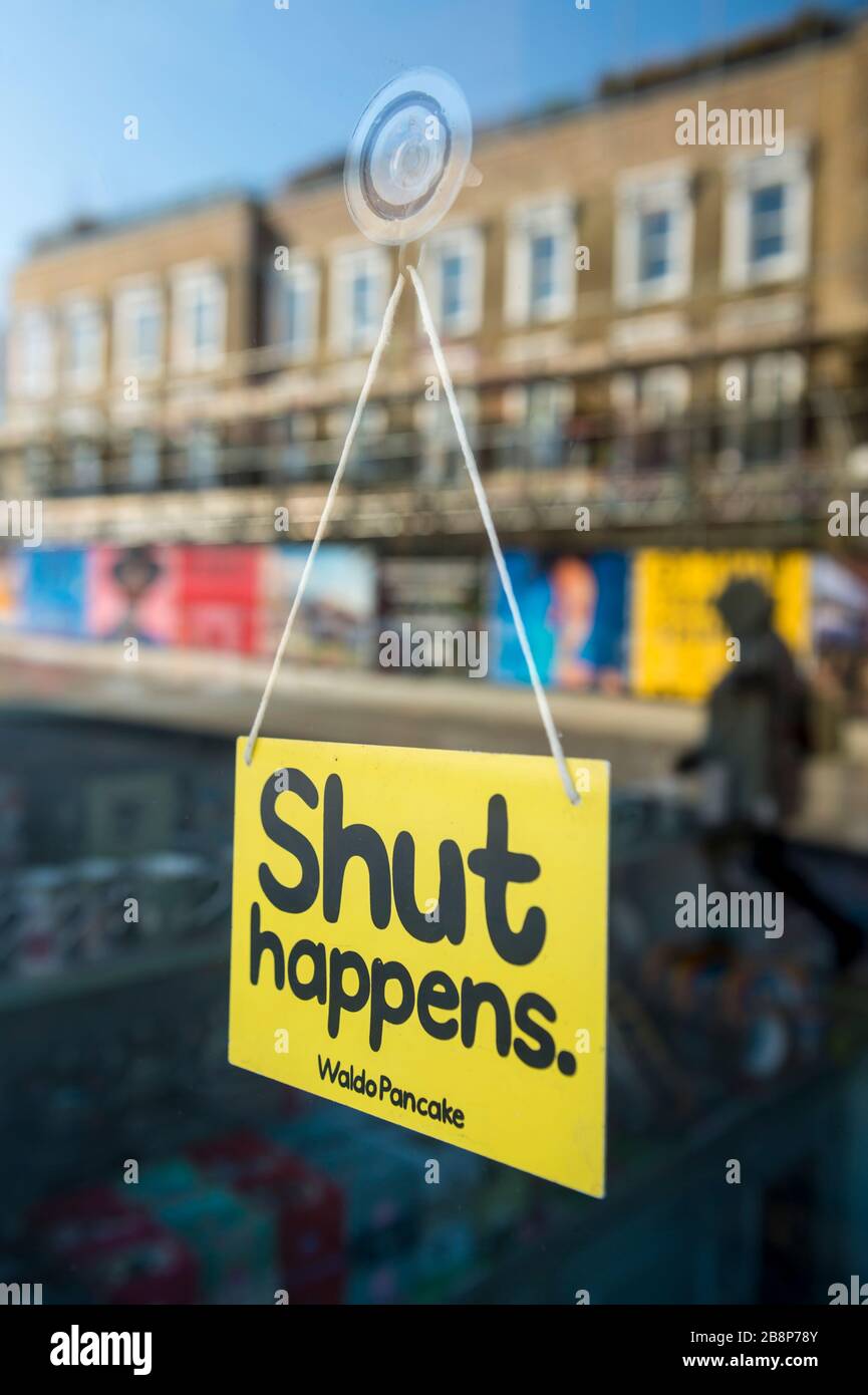LONDON - 22. MÄRZ 2020: Ein Schild in Camden Town verkündet "Shut Happens" als Anspielung auf ihre kürzliche erzwungene Schließung aufgrund der Sperrung von Coronavirus. Stockfoto