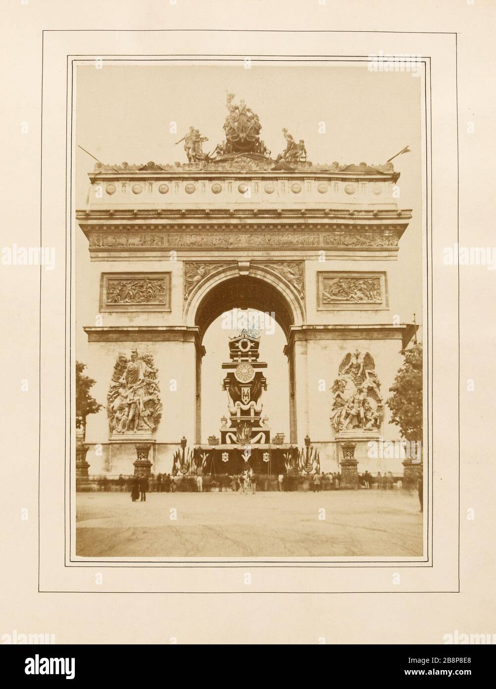 Beerdigung von Victor Hugo unter dem Triumphbogen "Funérailles de Victor Hugo sous l'Arc de Triomphe". Photographie anonyme. Tirage au gélatino-bromure d'argent. 31 Mai 1885. Paris, Maison de Victor Hugo. Stockfoto