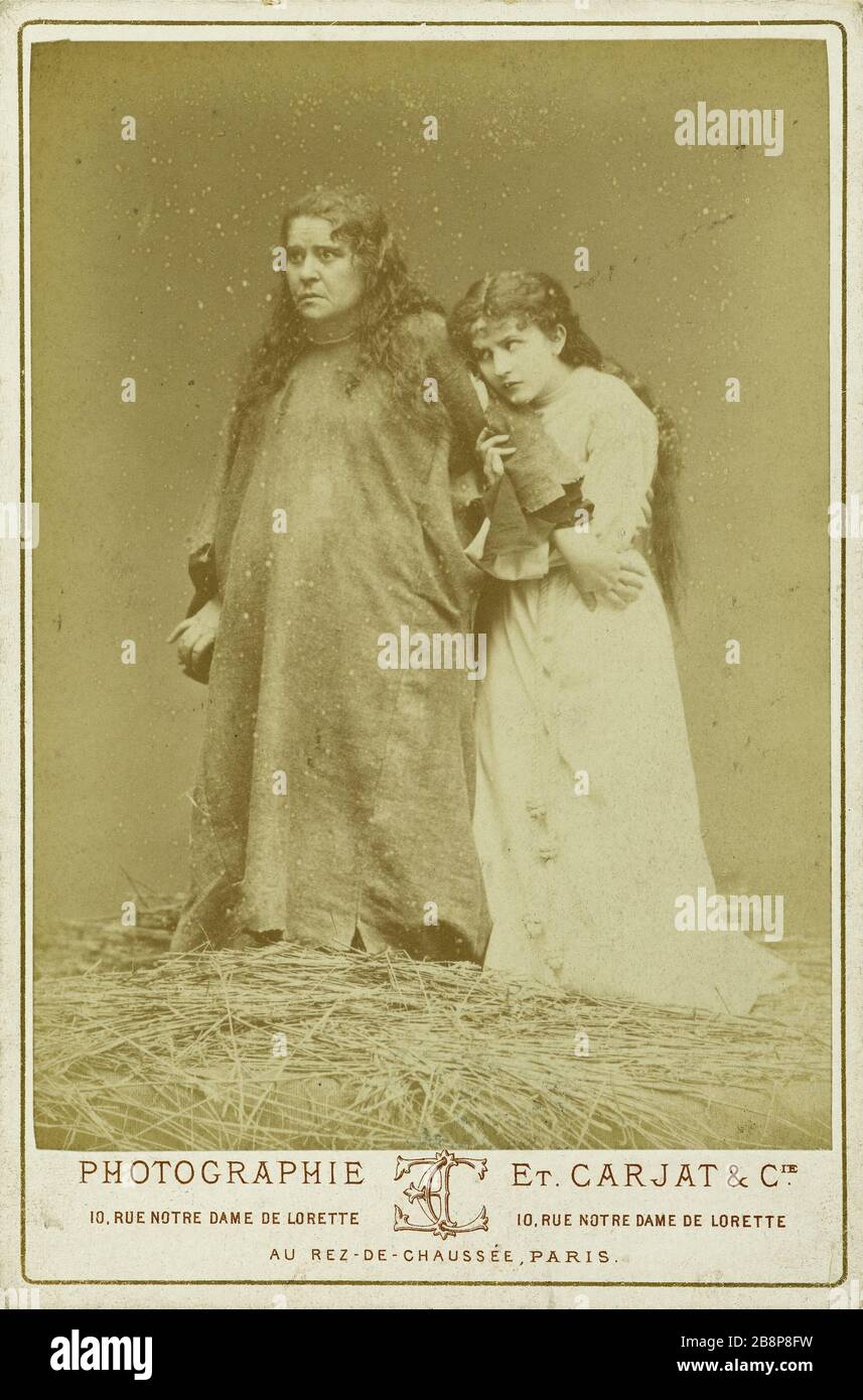 Marie Laurent und Alice Lody in den Rollen Sachette und EsmeraldaNotre Dame in Paris am Theater der Nationen, 7. Juni 1879 "Notre-Dame de Paris" de Paul Foucher, d'après le roman de Victor Hugo, au Théâtre des Nations (aujourd'hui Théâtre de la Ville). Marie Laurent et Alice Lody dans les rôles de la Sachette et d'Esmeralda. Paris (IVème arr.), 7 Juin 1879. Epreuve sur Papier albuminé. Photographie d'Etienne Carjat (1828-1906). Paris, Maison de Victor Hugo. Stockfoto