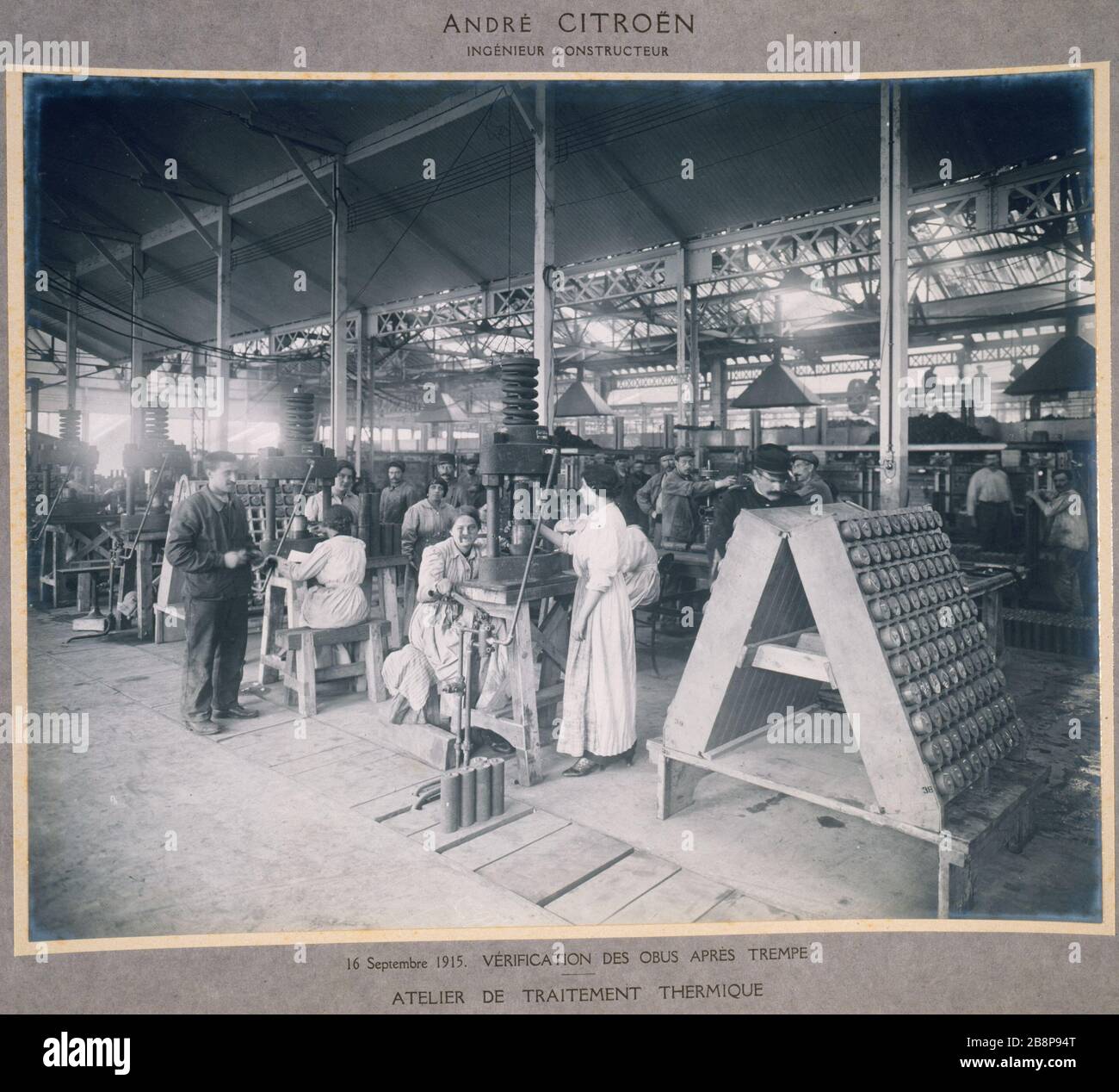 KRIEG 1914-1918 - FABRIK CITROEN GUERRE 1914-1918. Usine Citroën, Fabrication d'obus. Vérification des obus après trempe. Atelier de traitement thermique. Paris (XVème arr.), 16 septembre 1915. Paris, musée Carnavalet. Stockfoto