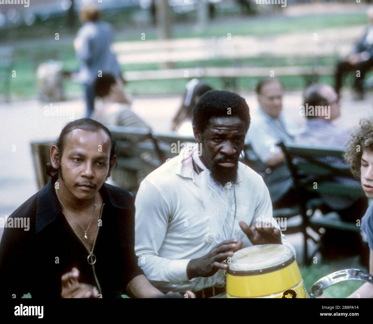 Original 1968, Washington Square Park, New York City, hispanische und schwarze Musiker, die im Park bei einer Kriegserkundgebung Musik spielen. Stockfoto