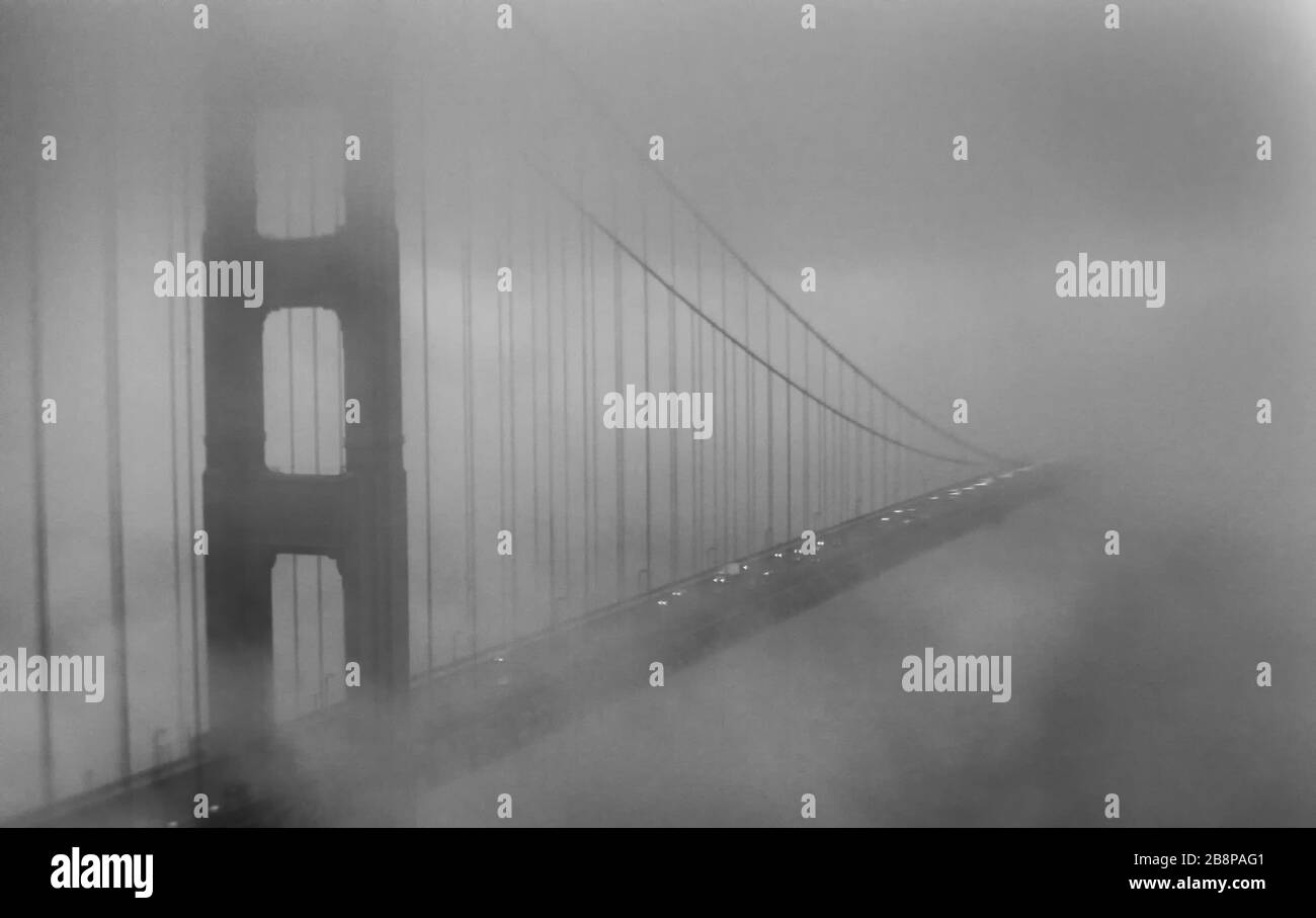 Nahaufnahme der Golden Gate Bridge, die im Nebel verschwindet, San Francisco, Kalifornien, Vereinigte Staaten, Nordamerika, Schwarzweiß Stockfoto