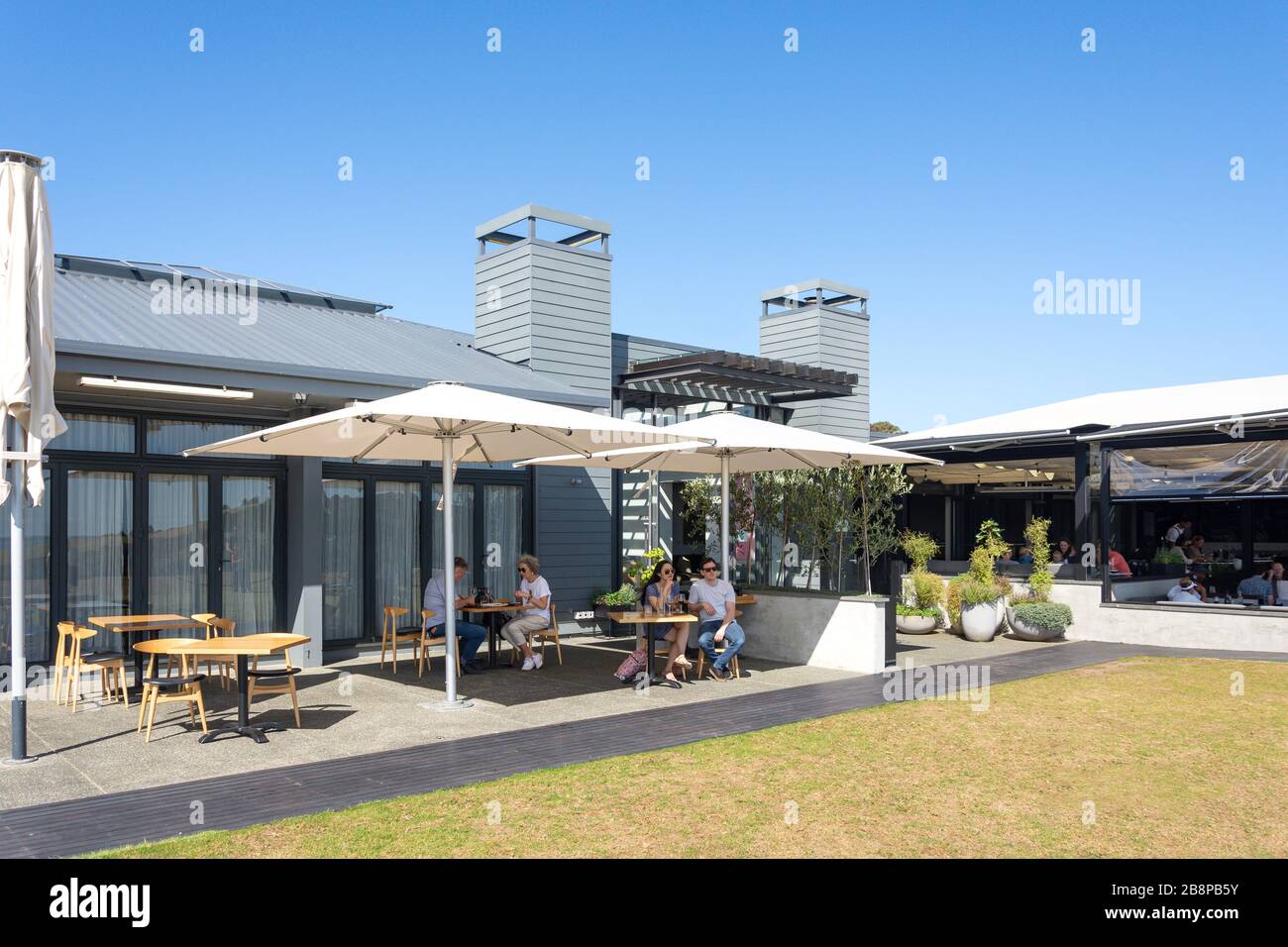 Außenterrasse in Cable Bay Vineyards and Restaurant, Nick Johnstone Drive, Oneroa, Waiheke Island, Hauraki Gulf, Auckland, Neuseeland Stockfoto