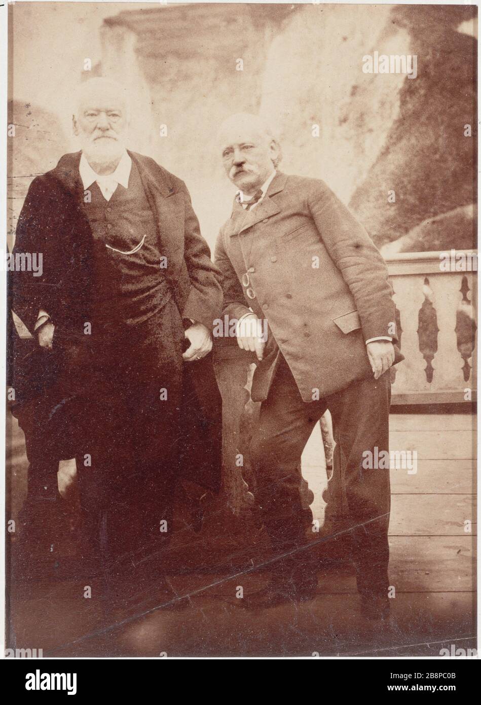 VICTOR Hugo UND PAUL MEURICE A VEULES-LES-ROSES Victor Hugo et Paul Meurice à Veules-les-Roses. Photographie d'Achille Quinet (1831-1900), 1882. Paris, Maison de Victor Hugo. Stockfoto