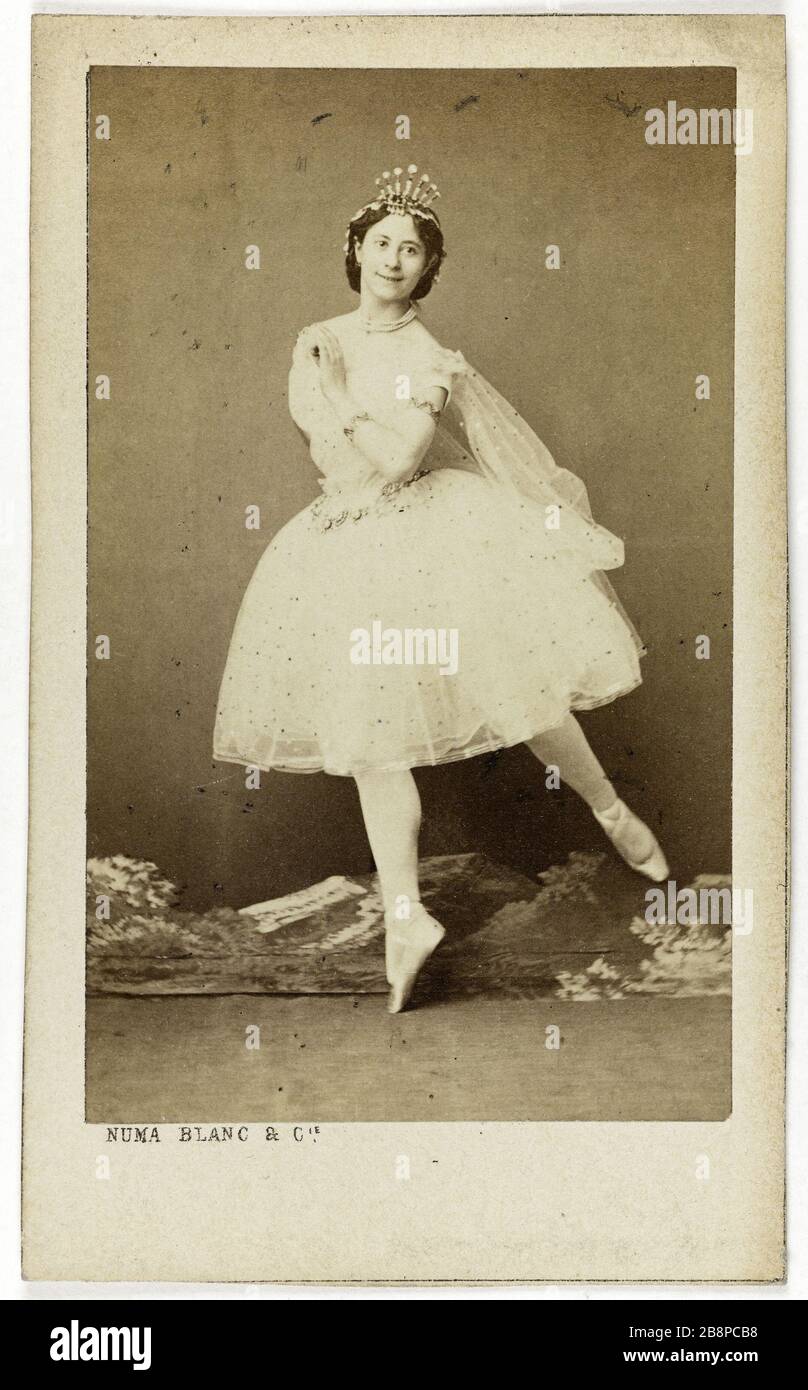 Portrait von Montero, Tänzerin im Chatelet Theatre im Jahr 1868 und an der Comic Opera, die einen Tanz aufführte. Portrait de Montero, danseuse au Théâtre de Châtelet en anno à l'Opéra Comique, effectuant un pas de danse. Carte de visite (recto). Tirage sur Papier Albuminé. 1860-1890. Photographie de NUMA Blanc. Paris, musée Carnavalet. Stockfoto