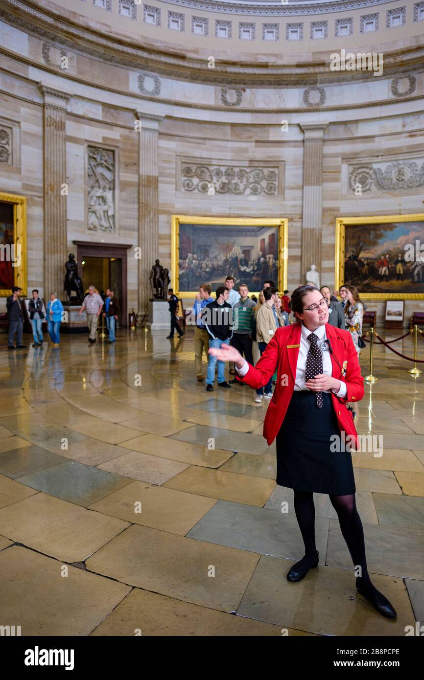 Geführter Besuch, Reiseleiter und Touristen in der Kapitolrotunde während eines geführten Besuchs im US Congress Capitol in Washington, DC, USA Stockfoto