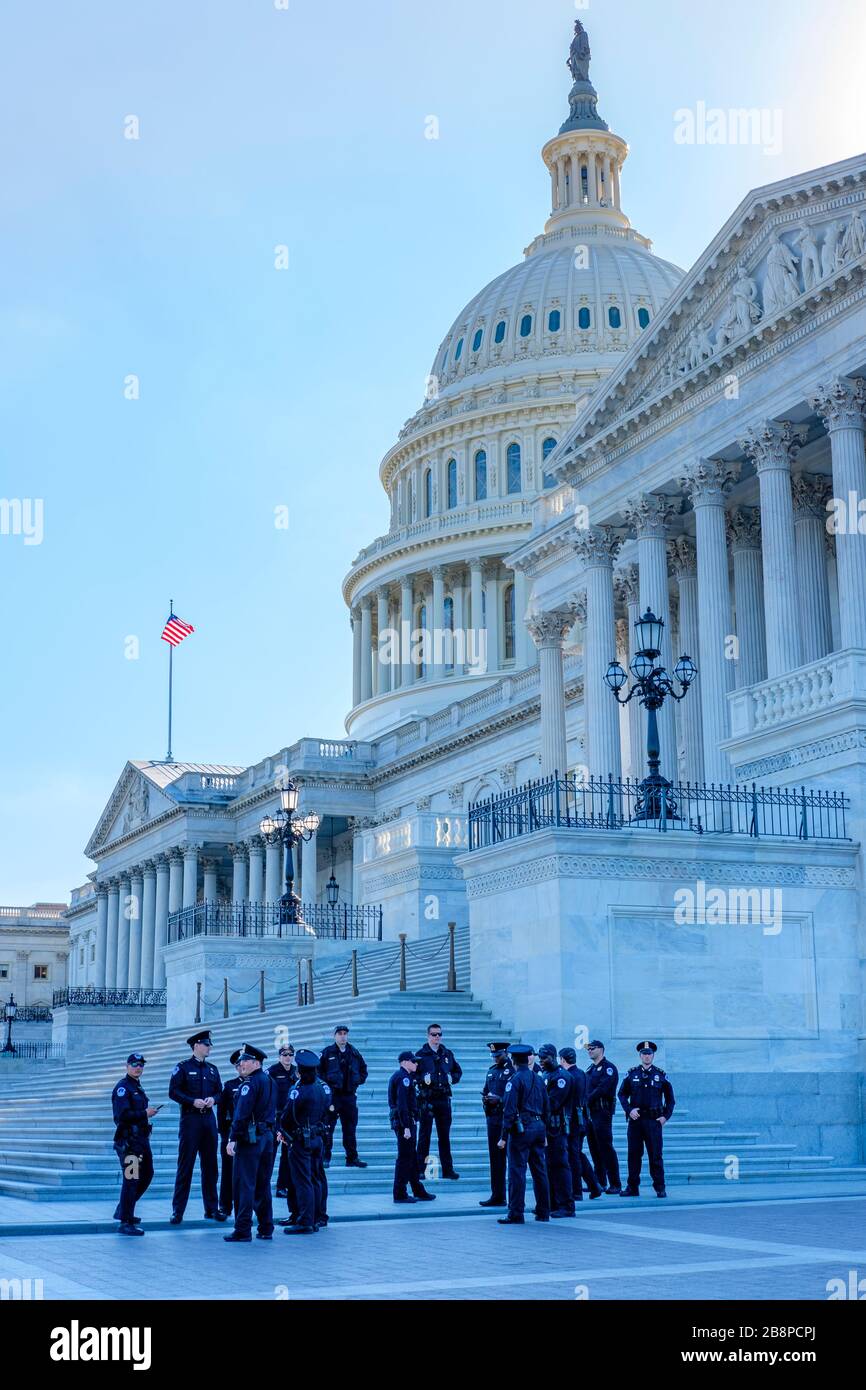 Capitol Building Polizeiwache, Gruppe von Capitol Hill Polizisten vor dem US Congress Capitol Building in Washington, DC, USA Stockfoto