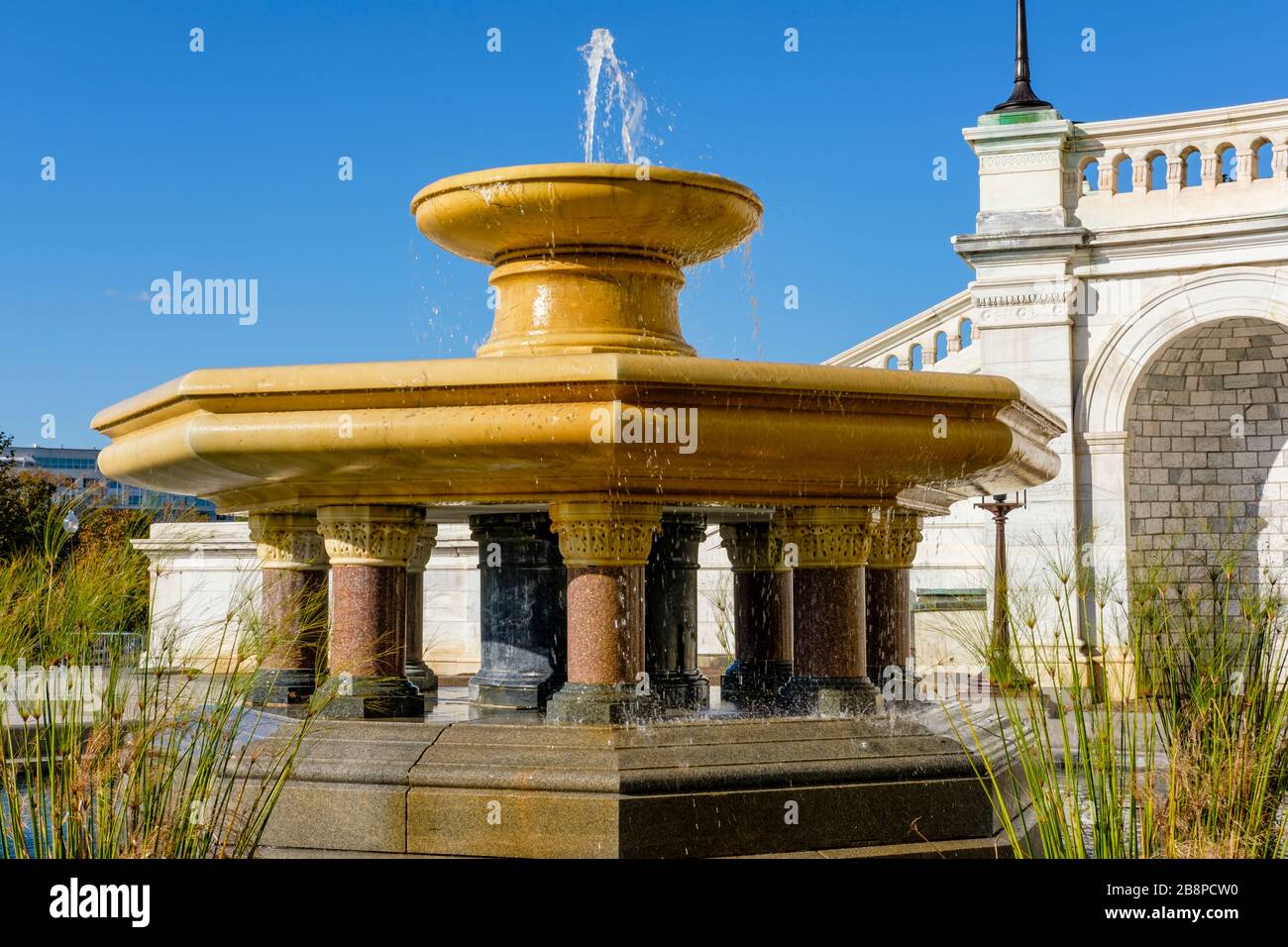 Außenwasserbrunnen vor dem US-Kapitolgebäude, Washington, D.C., USA Stockfoto