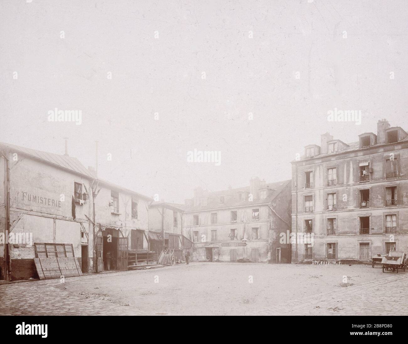 5 RUE DE CAVALRY UND 51 RUE DE LA MOTTE-PICQUET Immeuble 5 rue de la Cavalerie et 51 rue de la Motte-Picquet. Paris (XVème arr.). Union Photographique Française, Oktobre 1907. Paris, musée Carnavalet. Stockfoto