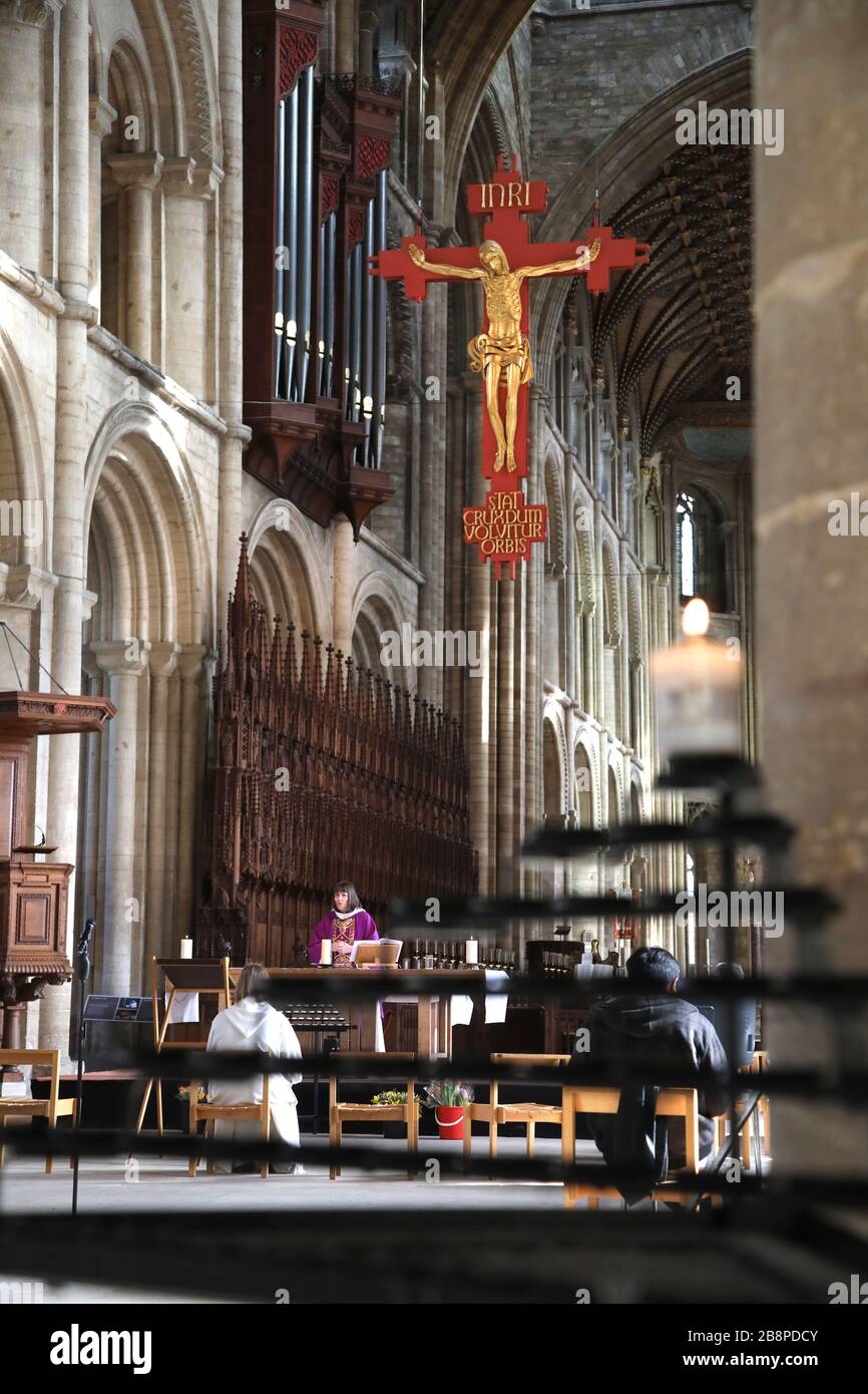 Peterborough, Cambridgeshire, Großbritannien. März 2020. Canon Sarah Brown, steht unter sozial distanzierten Stühlen für ihre Geistliche, wie sie während des Mothering Sunday Service in der Peterborough Cathedral spricht, wird ohne eine Gemeinde abgehalten, da es live über das Internet gestreamt wird, damit die Menschen sehen können, wo immer sie können. Die Pandemiekrise des COVID-19 Coronavirus geht weiter, wo Cafés, Bars, Restaurants, Turnhallen und Freizeitzentren geschlossen werden müssen, sowie Kultstätten wie Kirchen, Kathedalen, Moscheen und Synagogenbauten. Credit: Paul Marriott/Alamy Live News Stockfoto