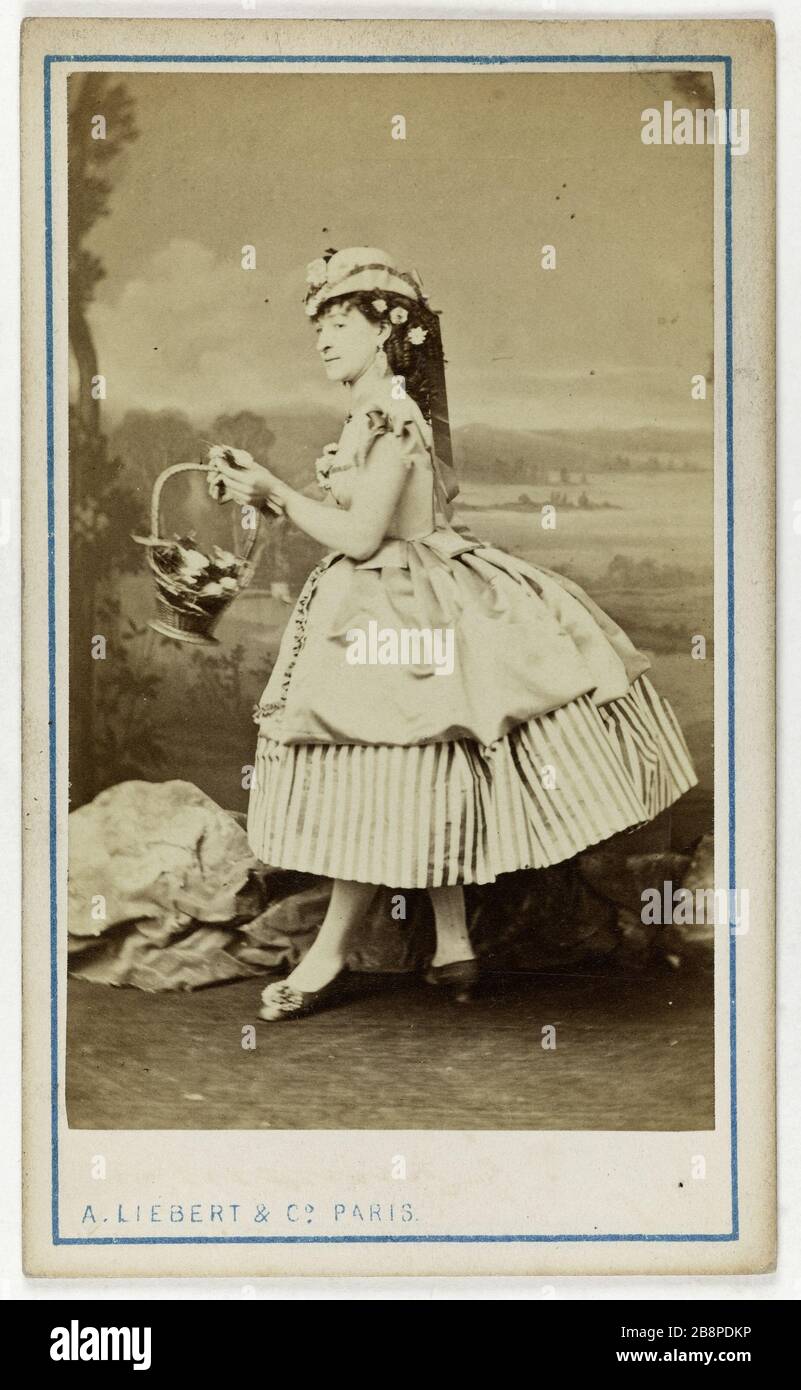 Porträt von Esther Moses, Tänzerin des Imperial Circus im Jahr 1862, am Theater de la Gaite, am Variety Theatre im Jahr 1861 und am Delassement-Comedy Theatre im Jahr 1857. Portrait d'Esther Moyse, danseuse au Cirque impérial en 1862, au Théâtre de la Gaité, au Théâtre de la Variété en 1861 et au Théâtre des Délassement-Comiques en 1857. Carte de visite (recto). Tirage sur Papier Albuminé. 1860-1890. Photographie d'A. Liébert & Cie. Paris, musée Carnavalet. Stockfoto