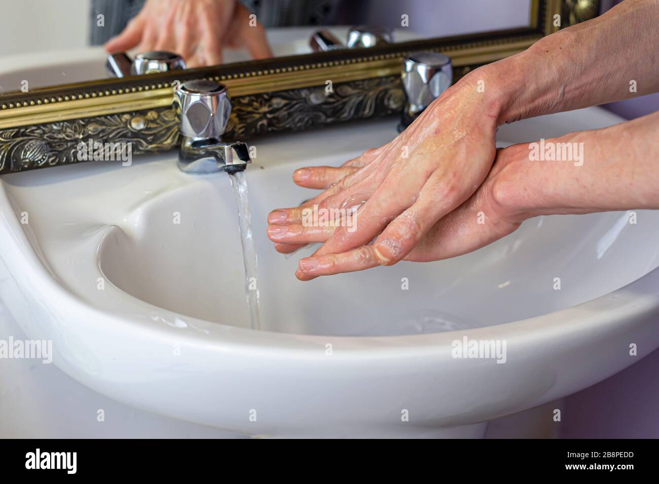 Person, die die Hände im Badezimmer waschen, um eine Infektion mit Coronavirus während der globalen Pandemie von Kovid-19 in UK.Social Issue.Healthy Lifestyle zu vermeiden. Stockfoto