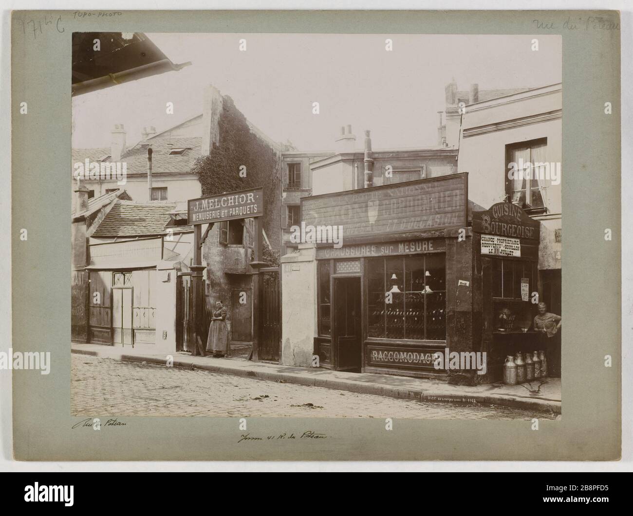 GEBÄUDE, 41 RUE DU POTEAU, 18. BEZIRK, PARIS Immeuble, 41 Rue du Poteau. Paris (XVIIIème arr.), 1898. Union Photographique Française. Paris, musée Carnavalet. Stockfoto