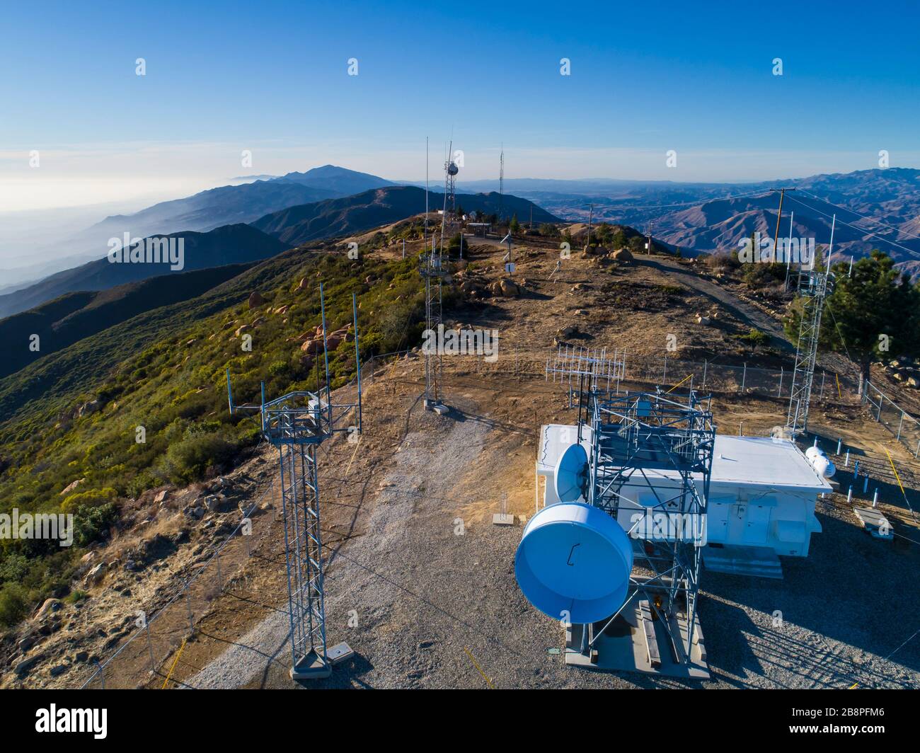 Luftaufnahme der Kommunikationstürme und Kommunikationsküche in der Nähe des La Cumbre Peak oberhalb von Santa Barbara in den Santa Ynez Mountains, Kalifornien Stockfoto