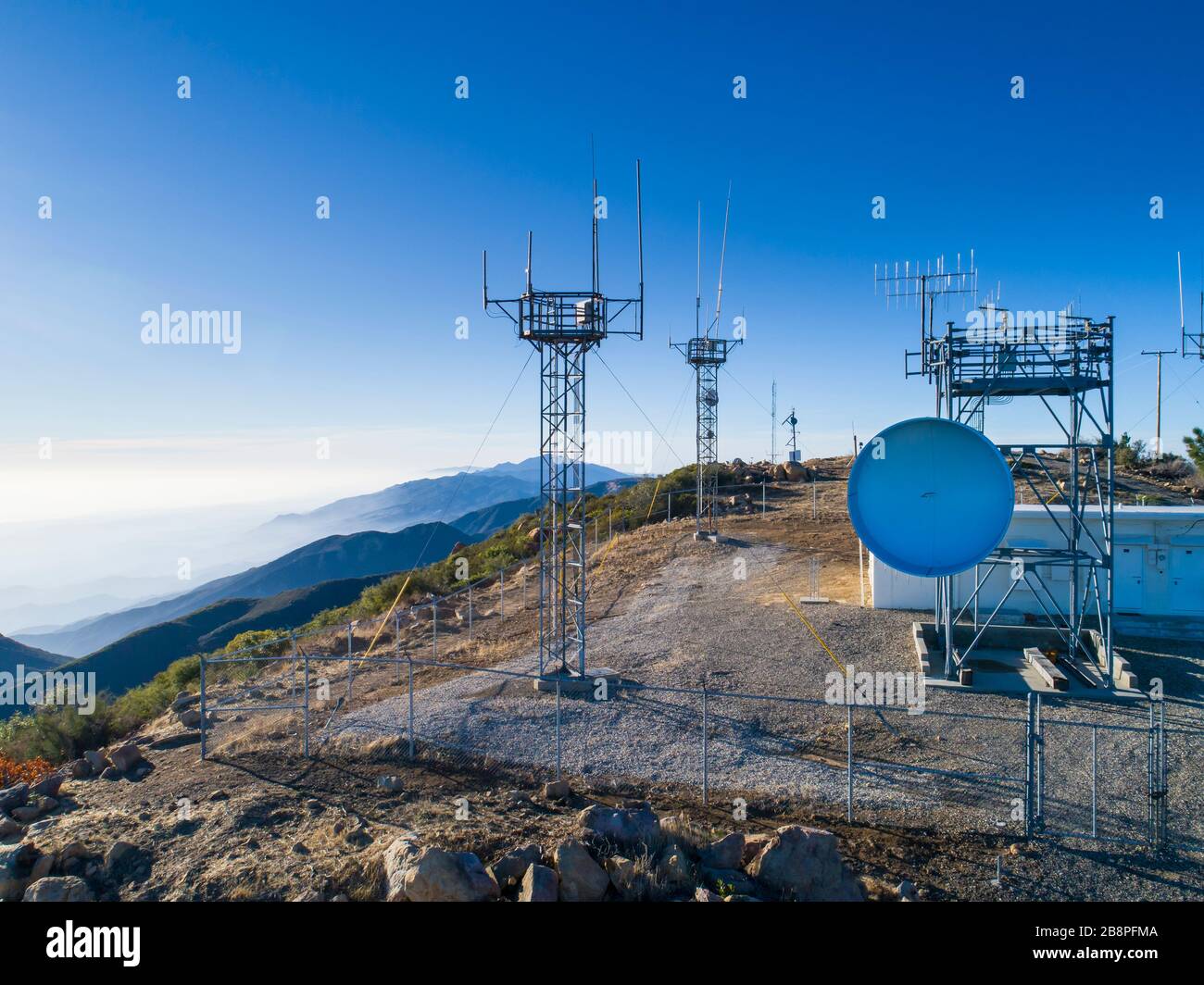 Luftaufnahme der Kommunikationstürme und Kommunikationsküche in der Nähe des La Cumbre Peak oberhalb von Santa Barbara in den Santa Ynez Mountains, Kalifornien Stockfoto