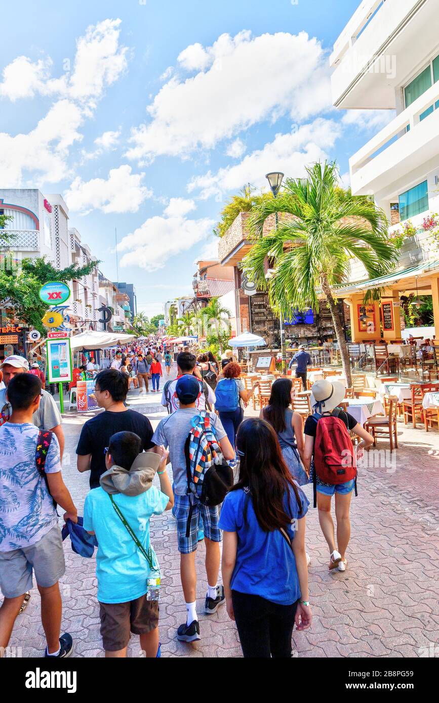 PLAYA DEL CARMEN, MEXIKO - 26. Dezember 2019: Die Besucher können an der berühmten 5th Avenue im Vergnügungsviertel Playa del Carmen in der Yucata einkaufen Stockfoto