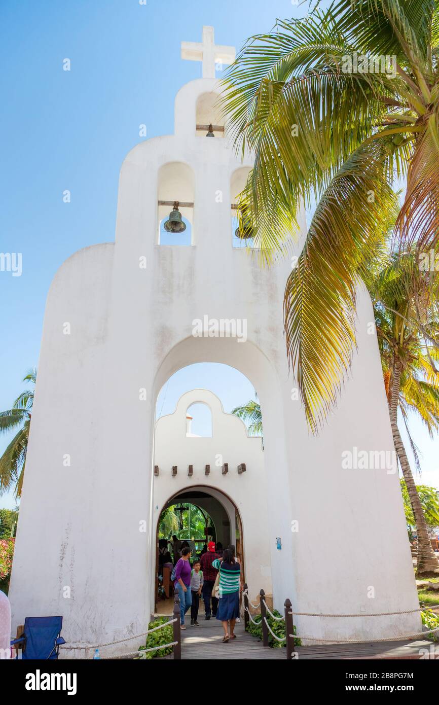 Playa Del Carmen, Mexiko - 26. Dezember 2019: Touristen besuchen die Pfarrei unserer Lieben Frau von Carmen oder Parroquia de Nuestra Senora del Carmen, katholische Kirche, Stockfoto
