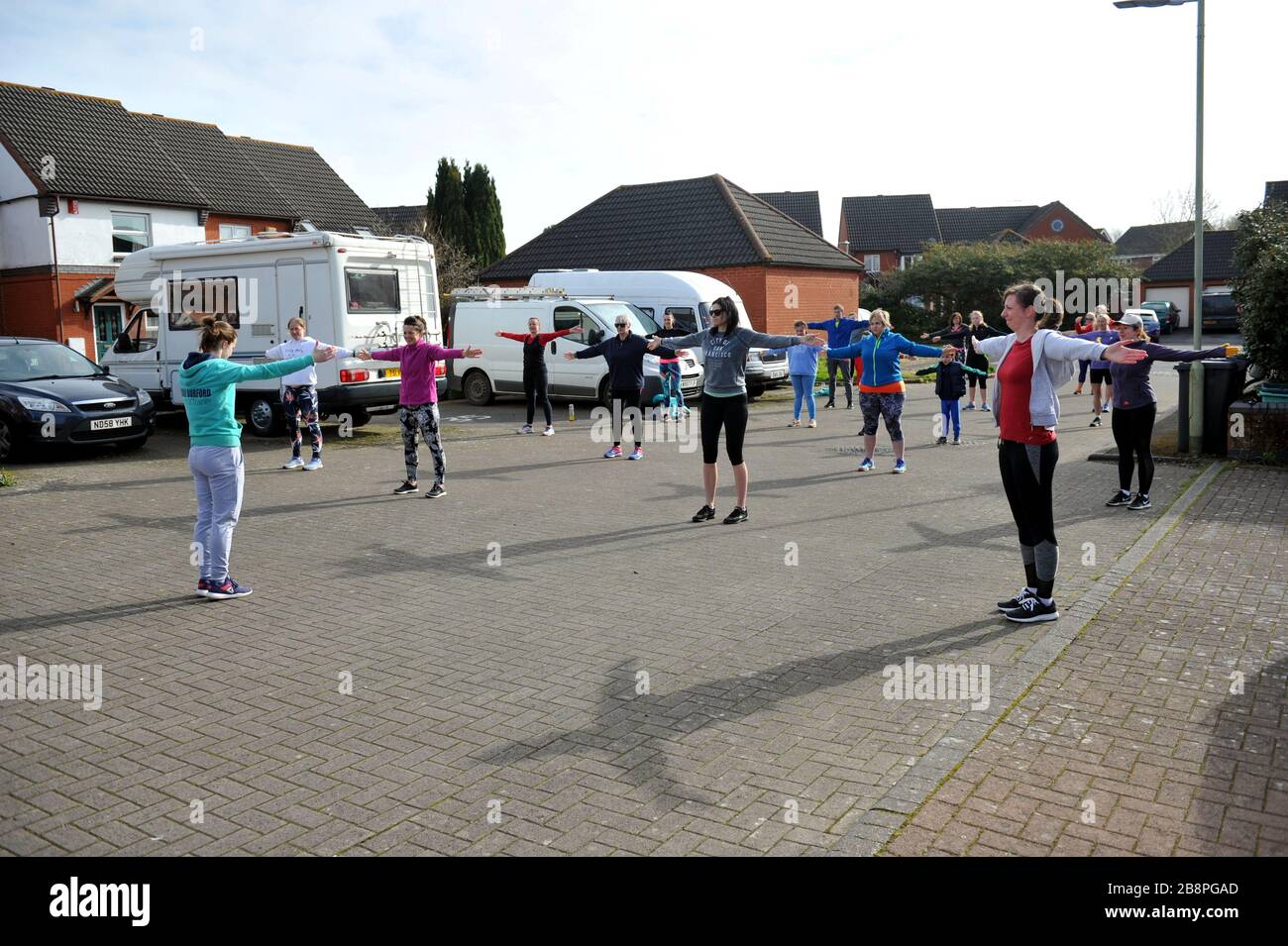 Ein kostenloses Street-Workout in Gloucester, organisiert von PT, der viel Arbeit verloren hatte, aber während der Coronavirus-Kovid-19-Pandemie die Geister auf dem Laufenden halten möchte Stockfoto