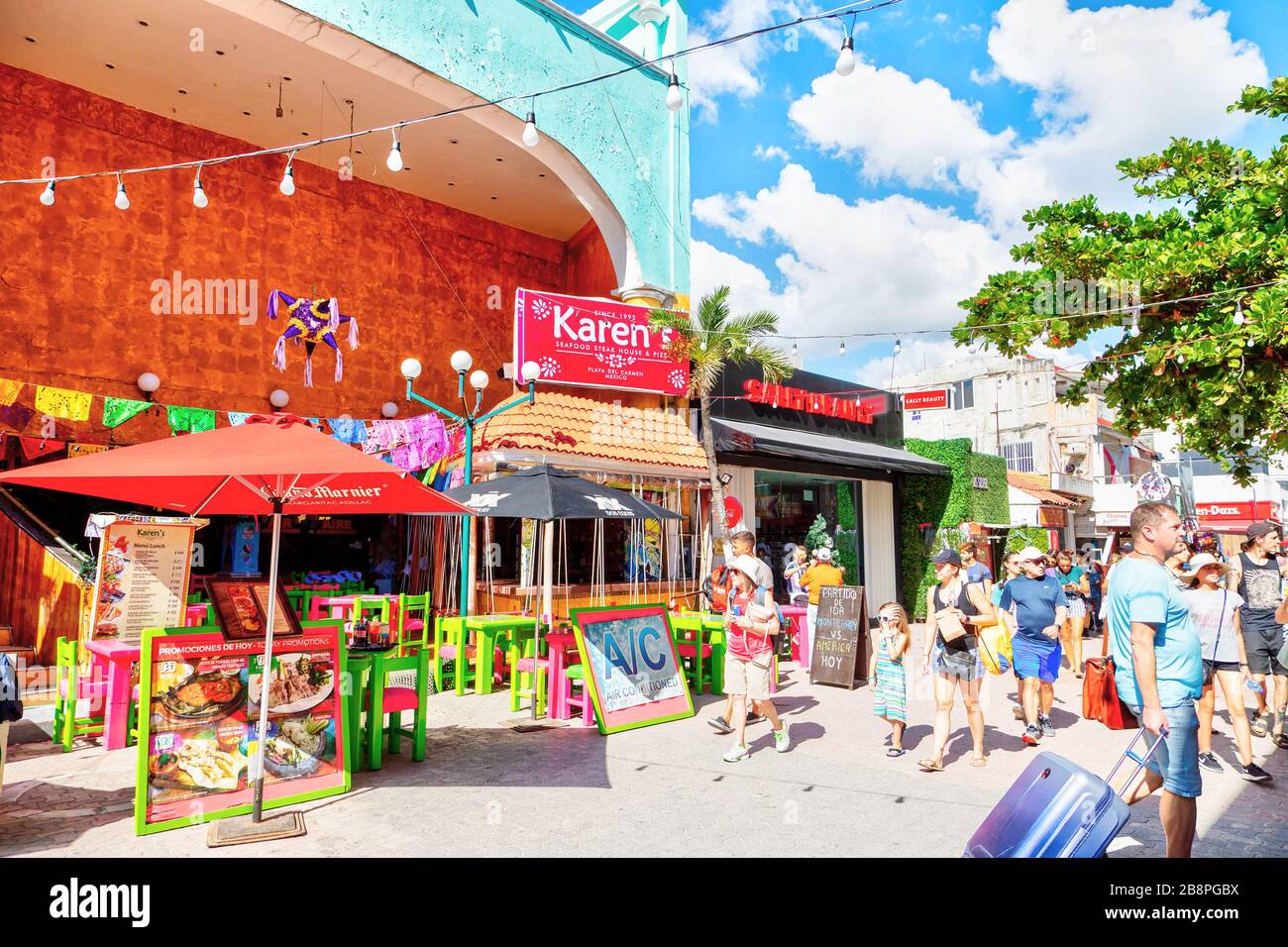 PLAYA DEL CARMEN, MEXIKO - DEC. 26, 2019: Die Besucher können an der berühmten 5th Avenue im Vergnügungsviertel Playa del Carmen in der Yucata einkaufen Stockfoto