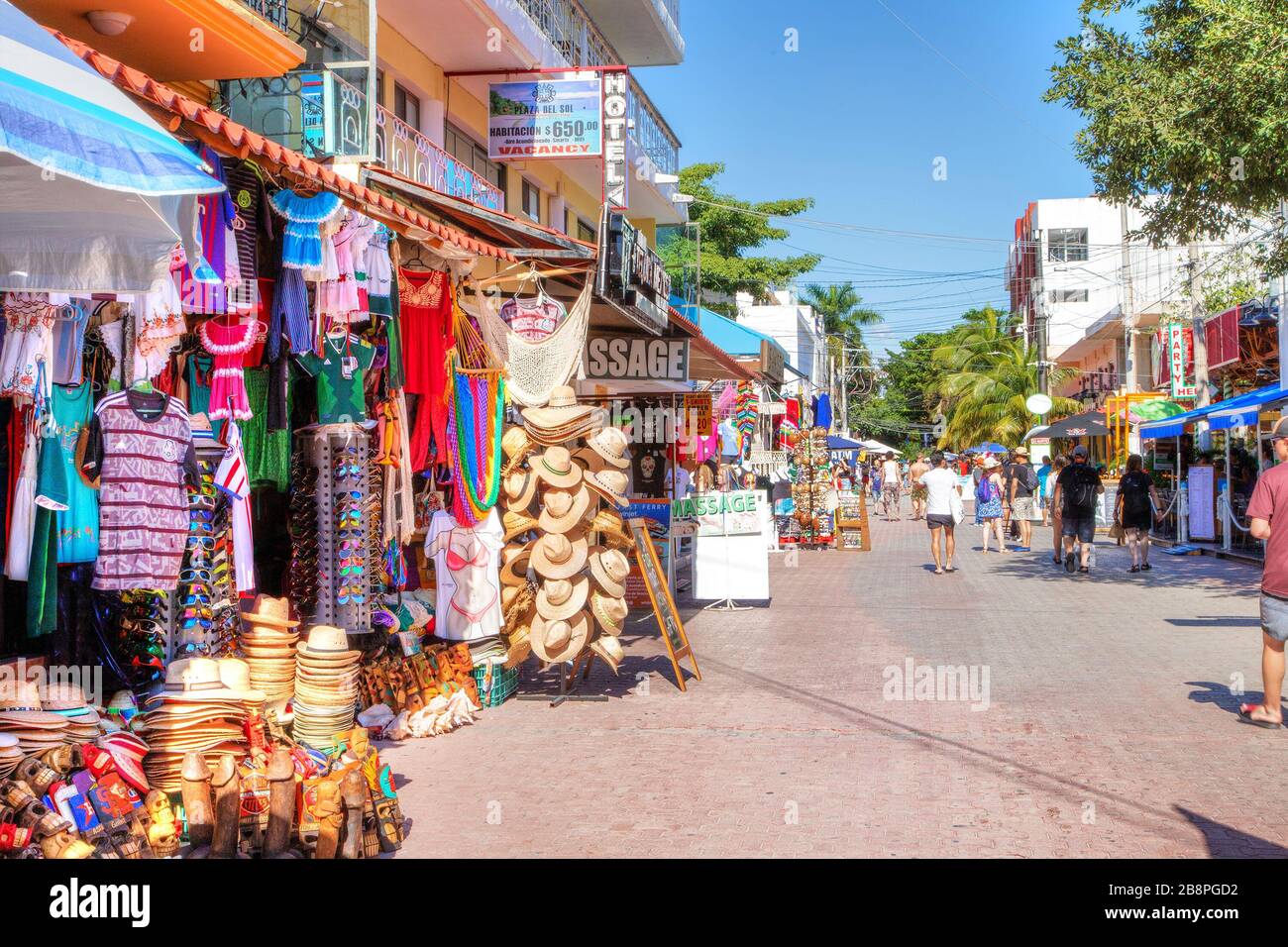PLAYA DEL CARMEN, MEXIKO - DEC. 26, 2019: Die Besucher können an der berühmten 5th Avenue im Vergnügungsviertel Playa del Carmen in der Yucata einkaufen Stockfoto