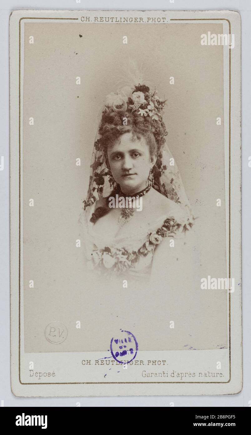 Vertical Miss Polliart, genannt Miss Priola, Schauspielerin und Sängerin an der Opera Comic zwischen 1872 und 1874. Portrait de Mademoiselle Polliart, dite Mademoiselle Priola, actrice et chanteuse à l'Opéra comique entre 1872 et 1874. Carte de visite (recto). Photographie de Charles Reutlinger. Tirage sur Papier Albuminé, 1860-1890. Paris, musée Carnavalet. Stockfoto