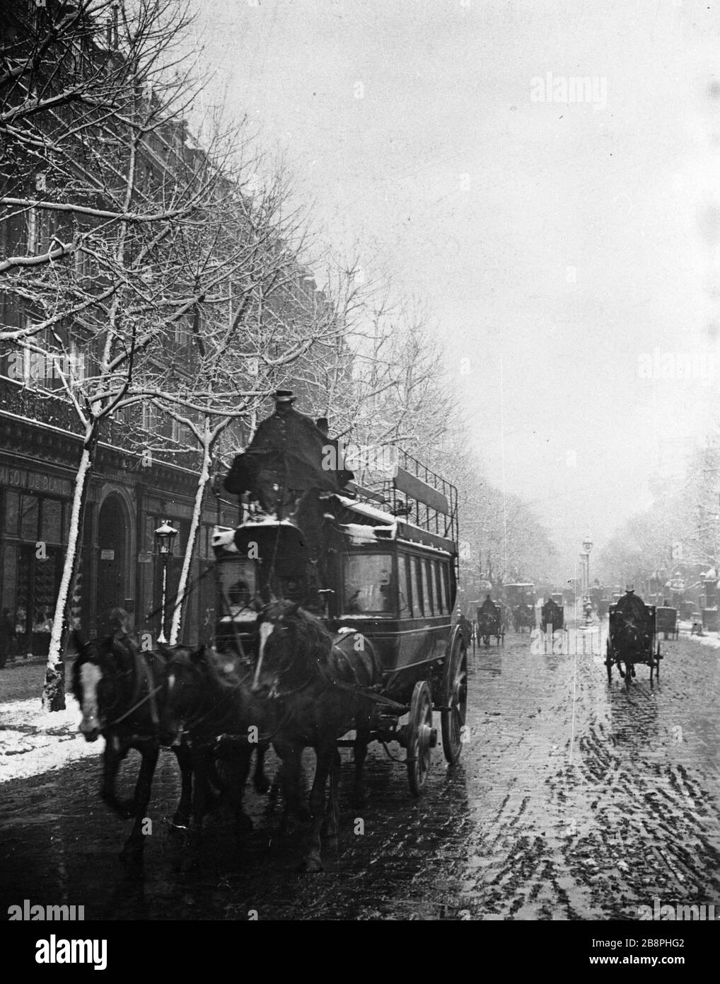 Der Boulevard des Capucines in 'Le Boulevard des Capucines sous la neige'. Paris (II et IXème arr.). Photographie de Paul Géniaux (1873-1914). Paris, musée Carnavalet. Stockfoto