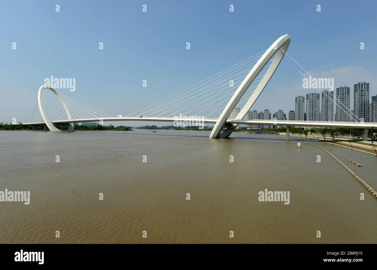 Fußgängerbrücke im Nanjing International Olympic Centre Park, mit dem Fluss Yangtse auf dem üblichen Sommerhöhe. Nanjing, China Stockfoto