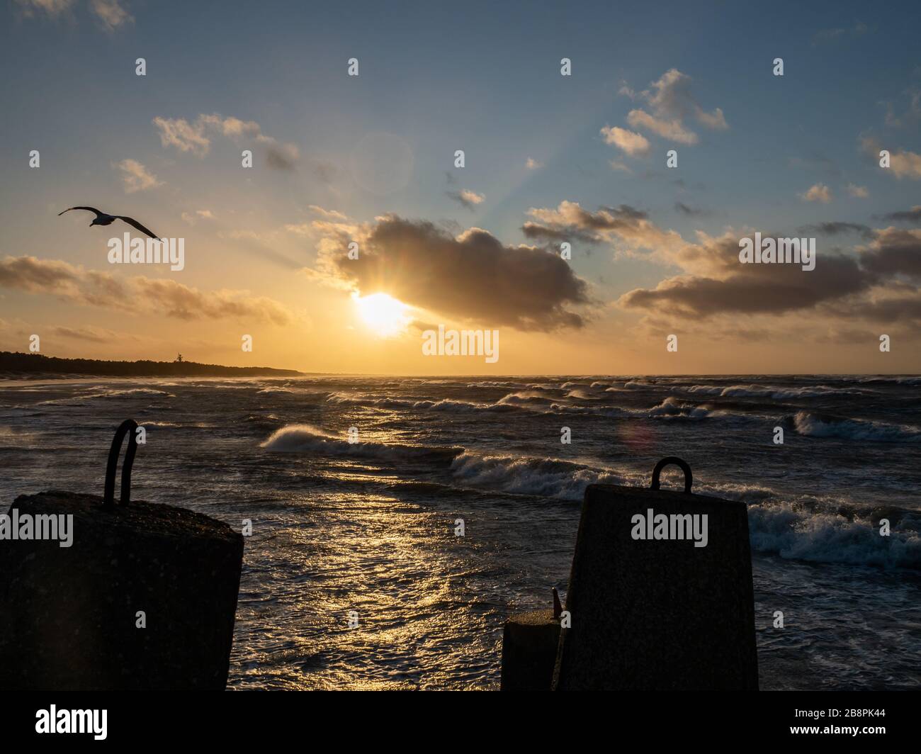 Wunderschöner Sonnenuntergang an der Ostsee, Sturm auf das Meer, windes Wetter. Stockfoto