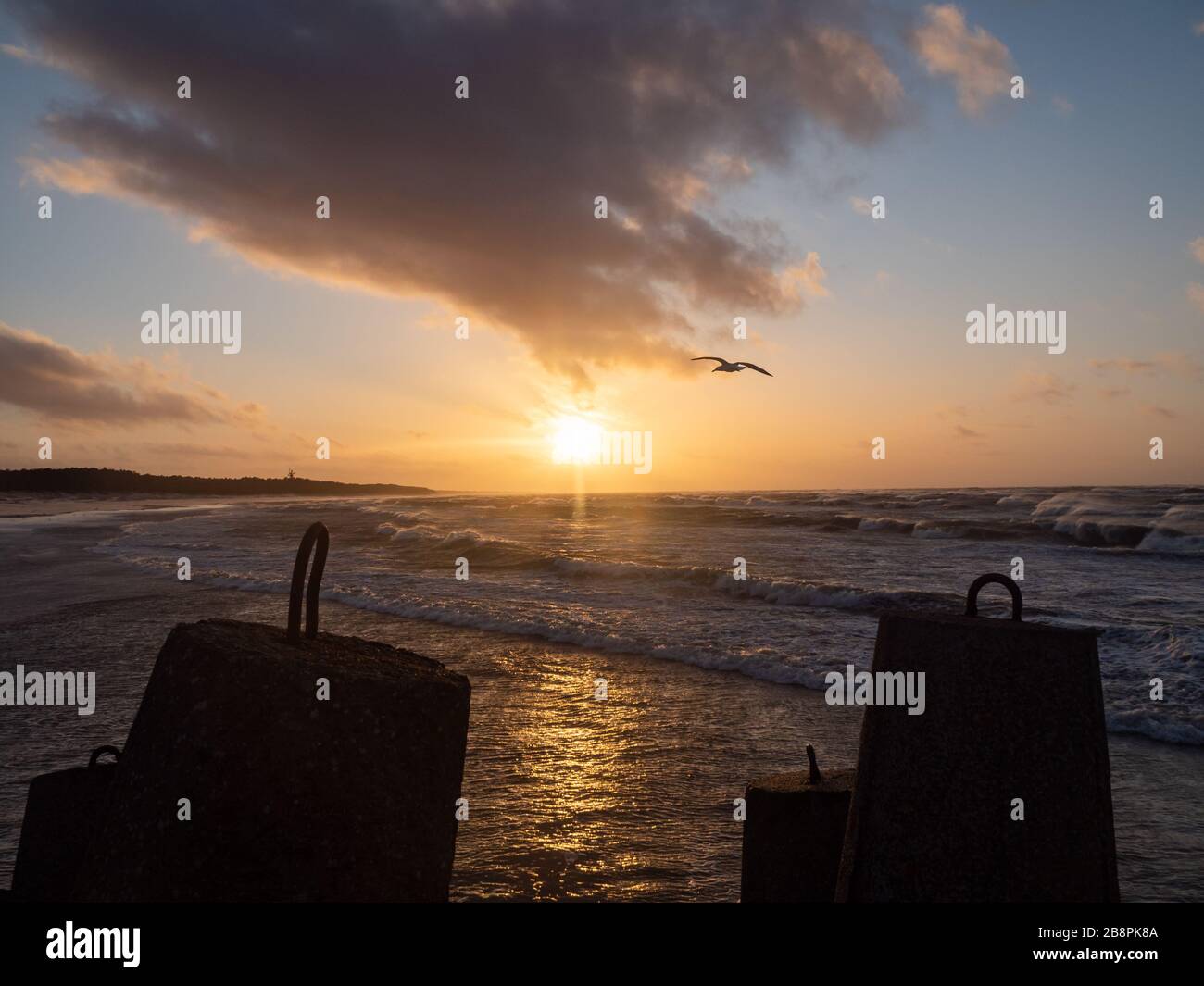 Wunderschöner Sonnenuntergang an der Ostsee, Sturm auf das Meer, windes Wetter. Stockfoto