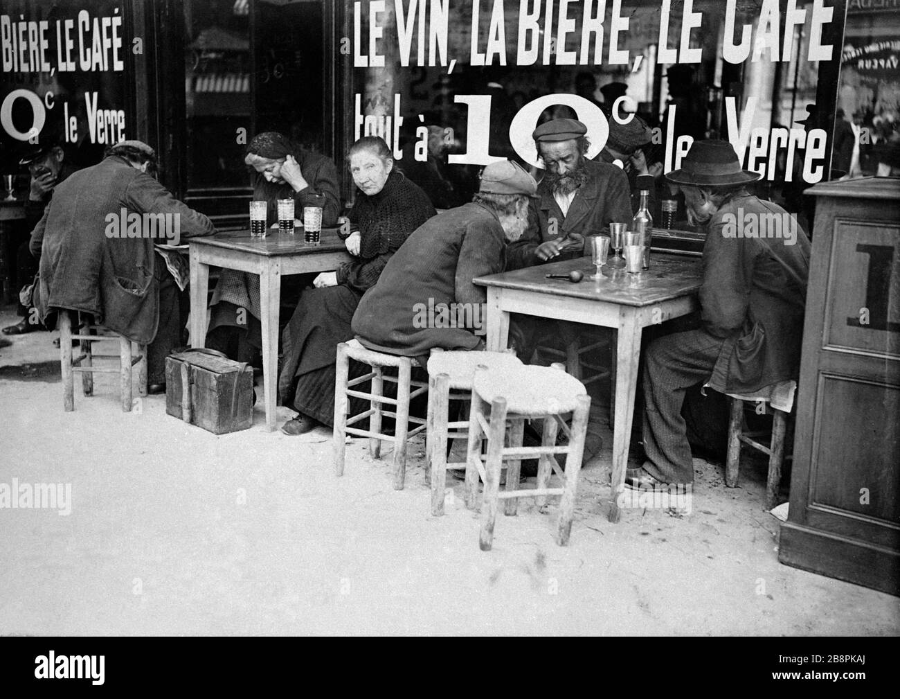 Bums auf der Terrasse eines Clochards à la Terrasse d'un Cafés, Place Maubert. Paris (Vème arr.), vers 1900. Photographie : Paul Geniaux. Paris, musée Carnavalet. Stockfoto