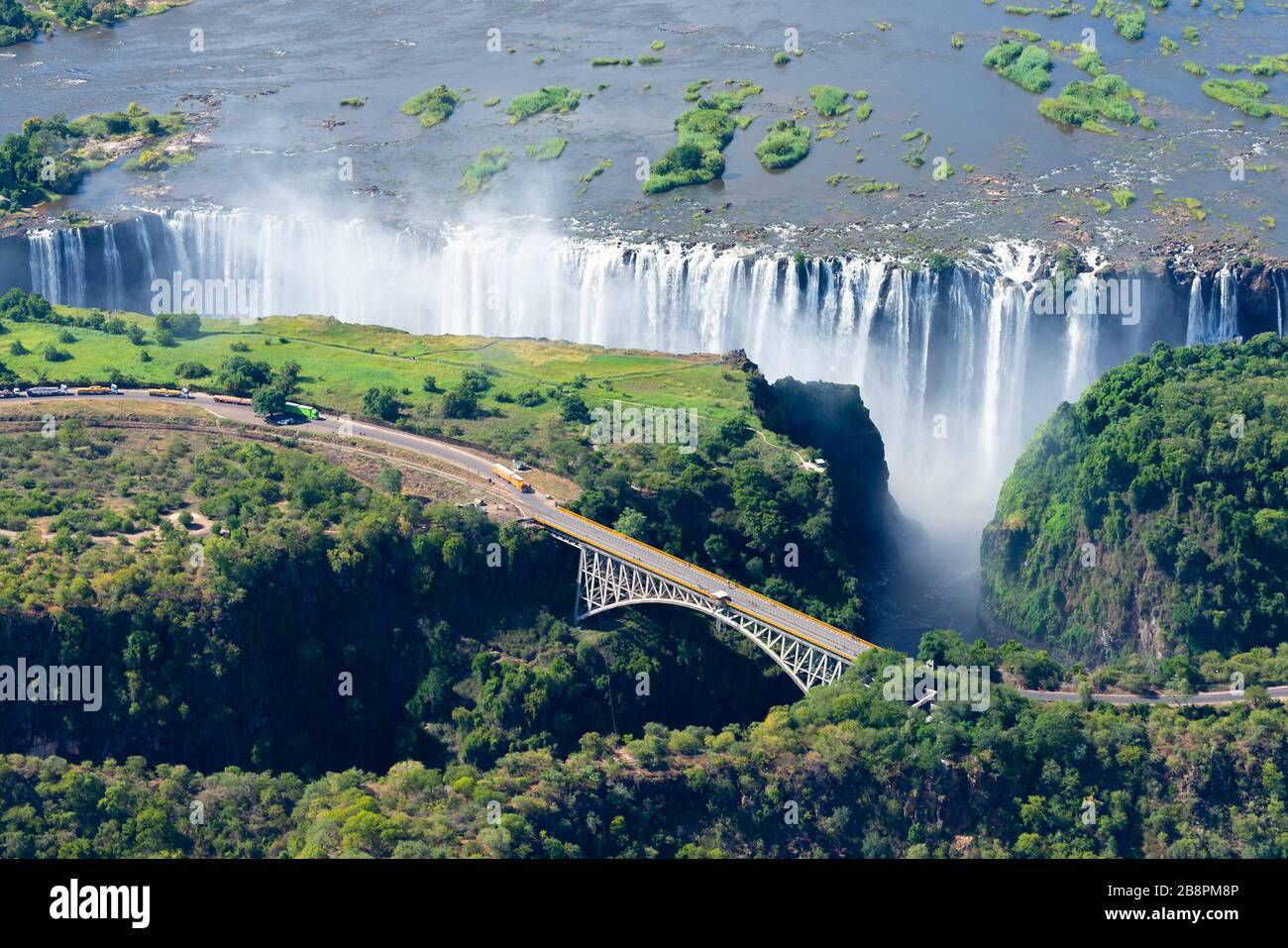 Luftaufnahme der Victoria Falls Bridge und der Wasserfälle, an der Grenze zwischen Simbabwe und Sambia. Stockfoto