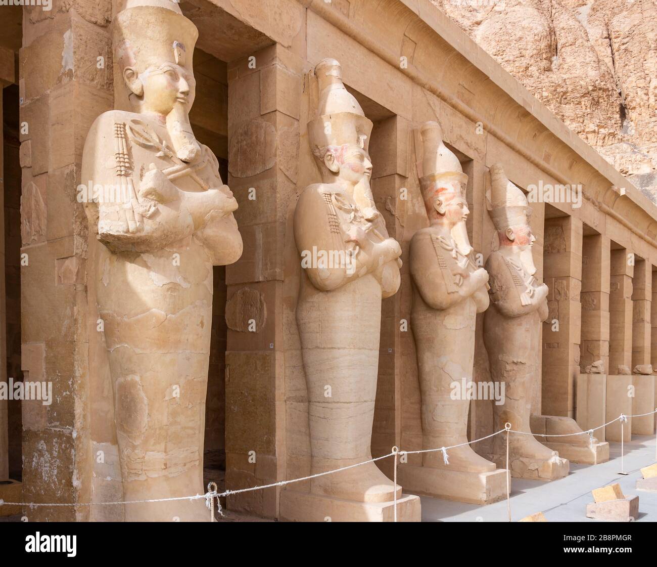 Vor den Säulen am Leichentempel der Hatschepsut stehen Osiride-Statuen, der ägyptische Fruchtbarkeitsgott Stockfoto