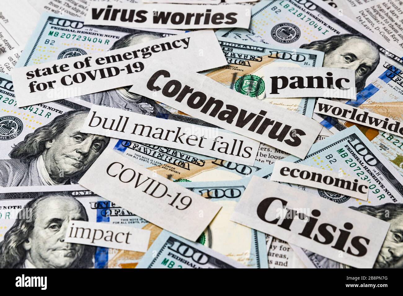 Covid - 19 Coronavirus Nachrichten Schlagzeilen auf US-amerikanischen 100-Dollar-Rechnungen finanzielle Auswirkungen, Rückgang der Aktienmärkte, Absturz aufgrund eines Pandemie-Konzepts Stockfoto
