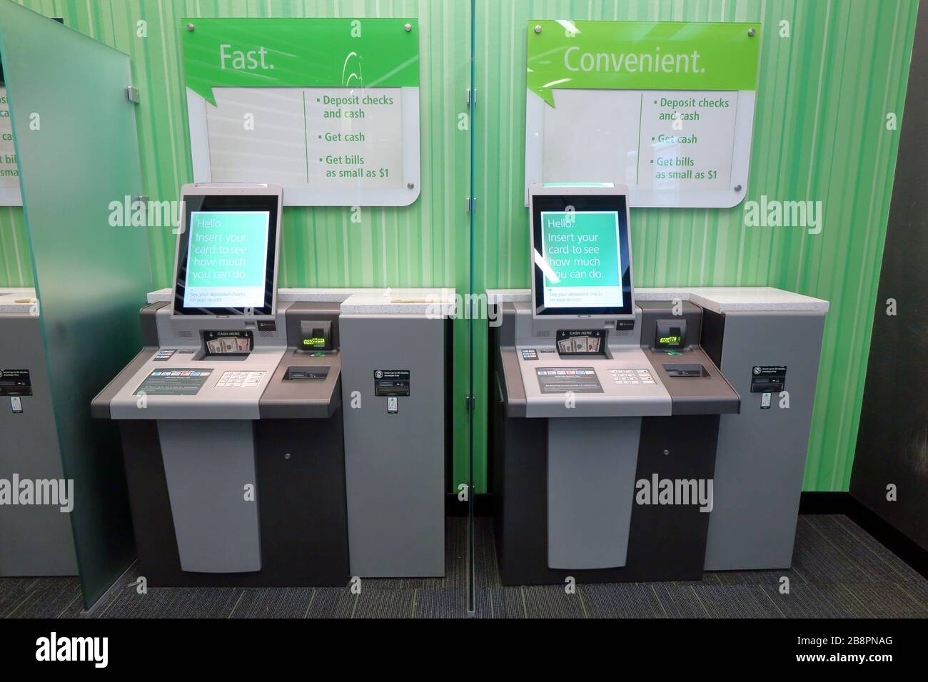 Ein Paar Diebold 9900 In-Lobby-Geldautomaten in einer TD Bank Filiale. Die Geldautomaten können mehrere Stückelungen von 1 bis 50 Dollar auf Rechnungen ausgeben. Stockfoto